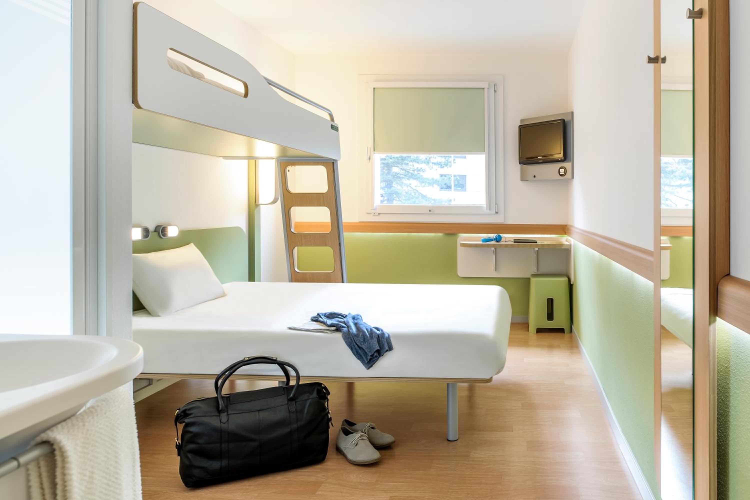Triple Room with One Double Bed and One Bunk Bed - Photo 3