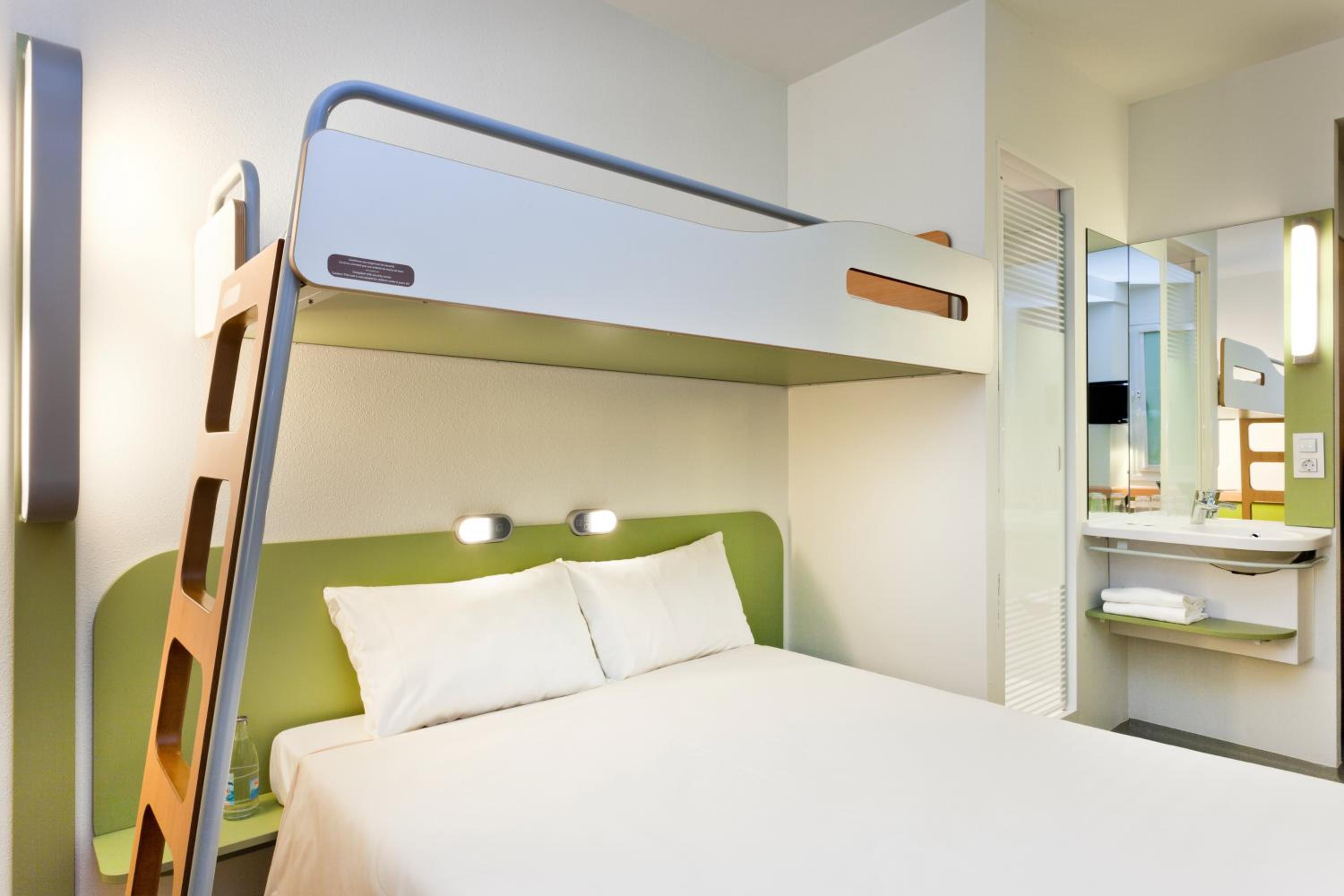 Triple Room with One Double Bed and One Bunk Bed - Photo 4