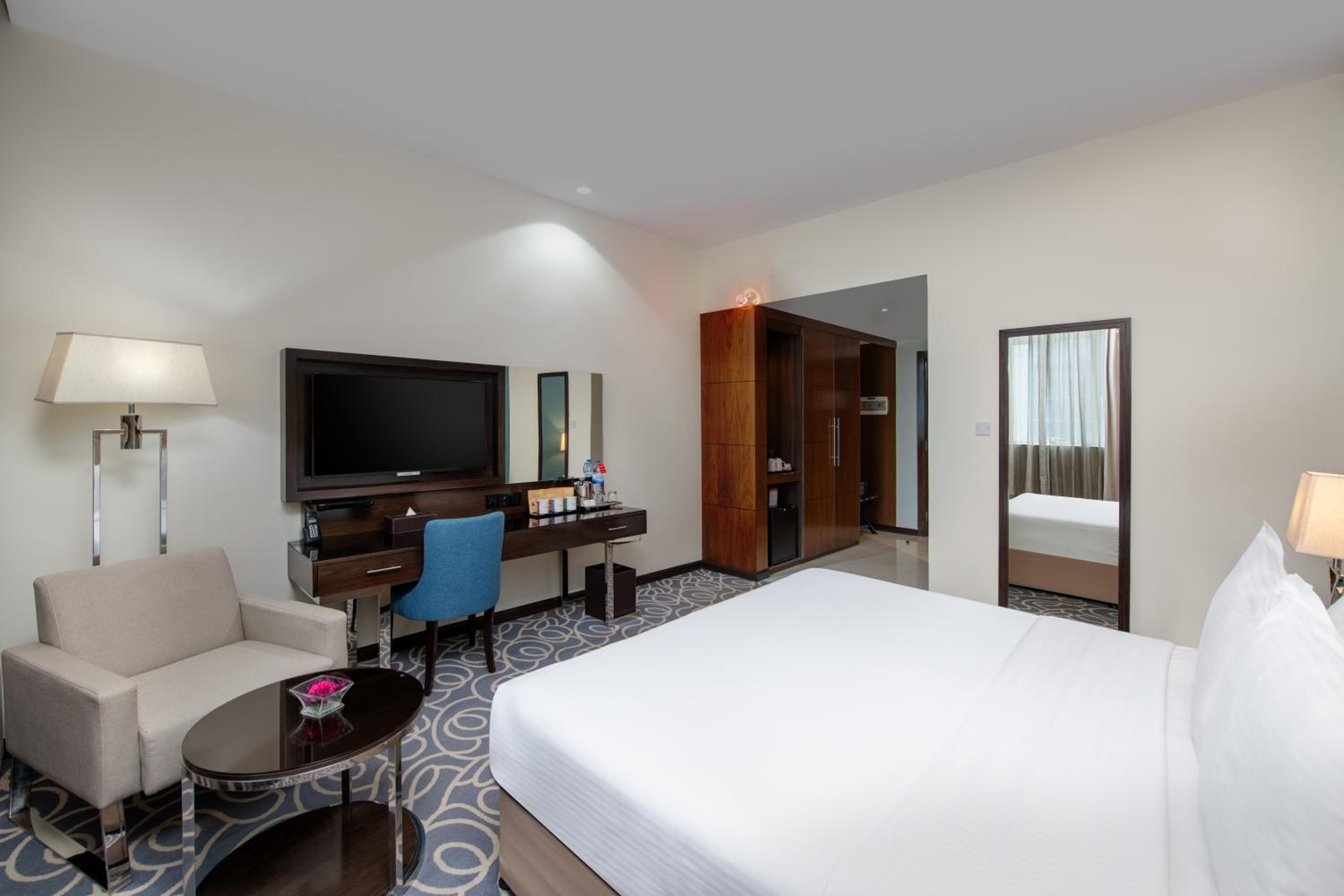 King Room with Roll-In Shower - Mobility/Hearing Accessible - Non-Smoking photo 2