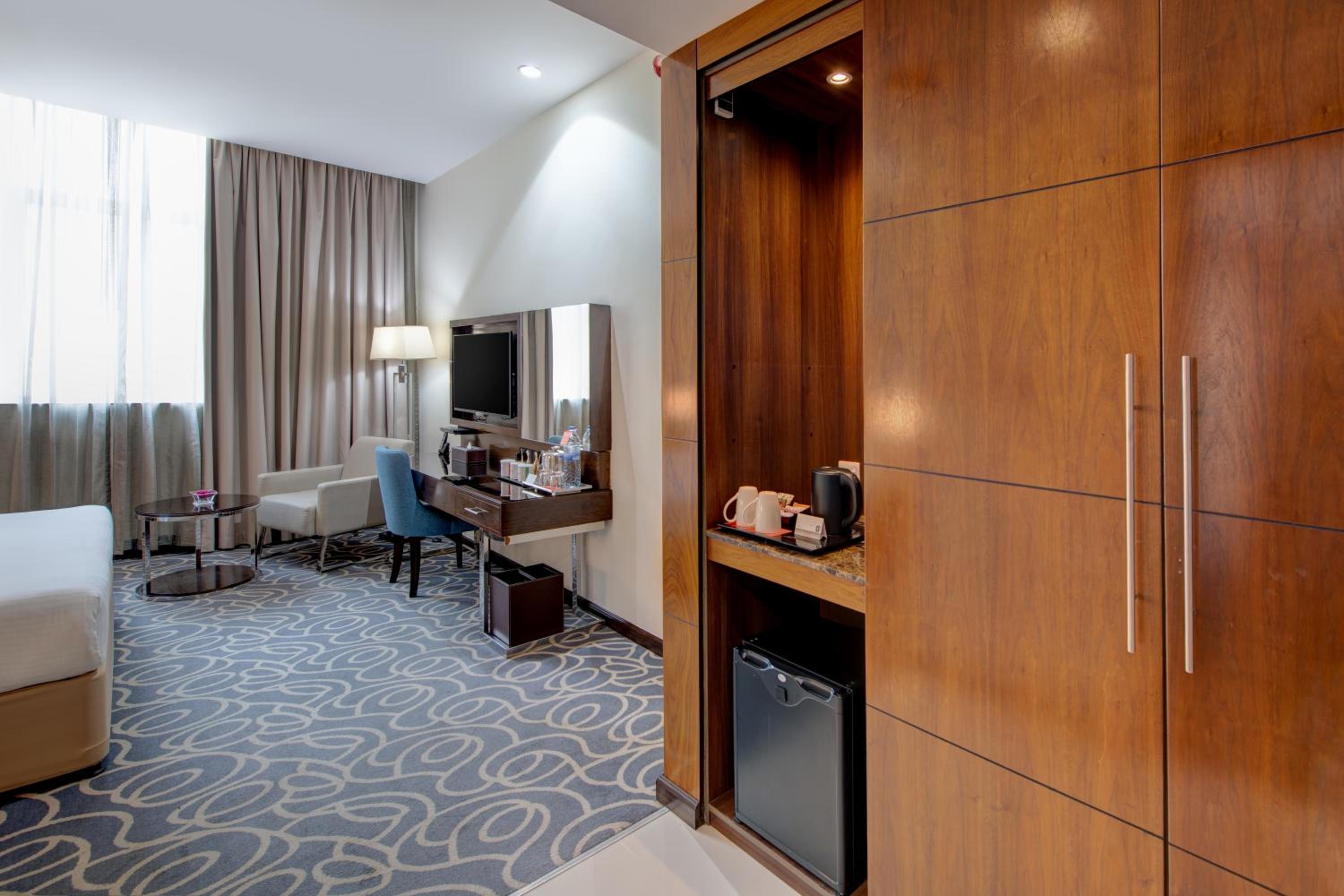 King Room with Roll-In Shower - Mobility/Hearing Accessible - Non-Smoking