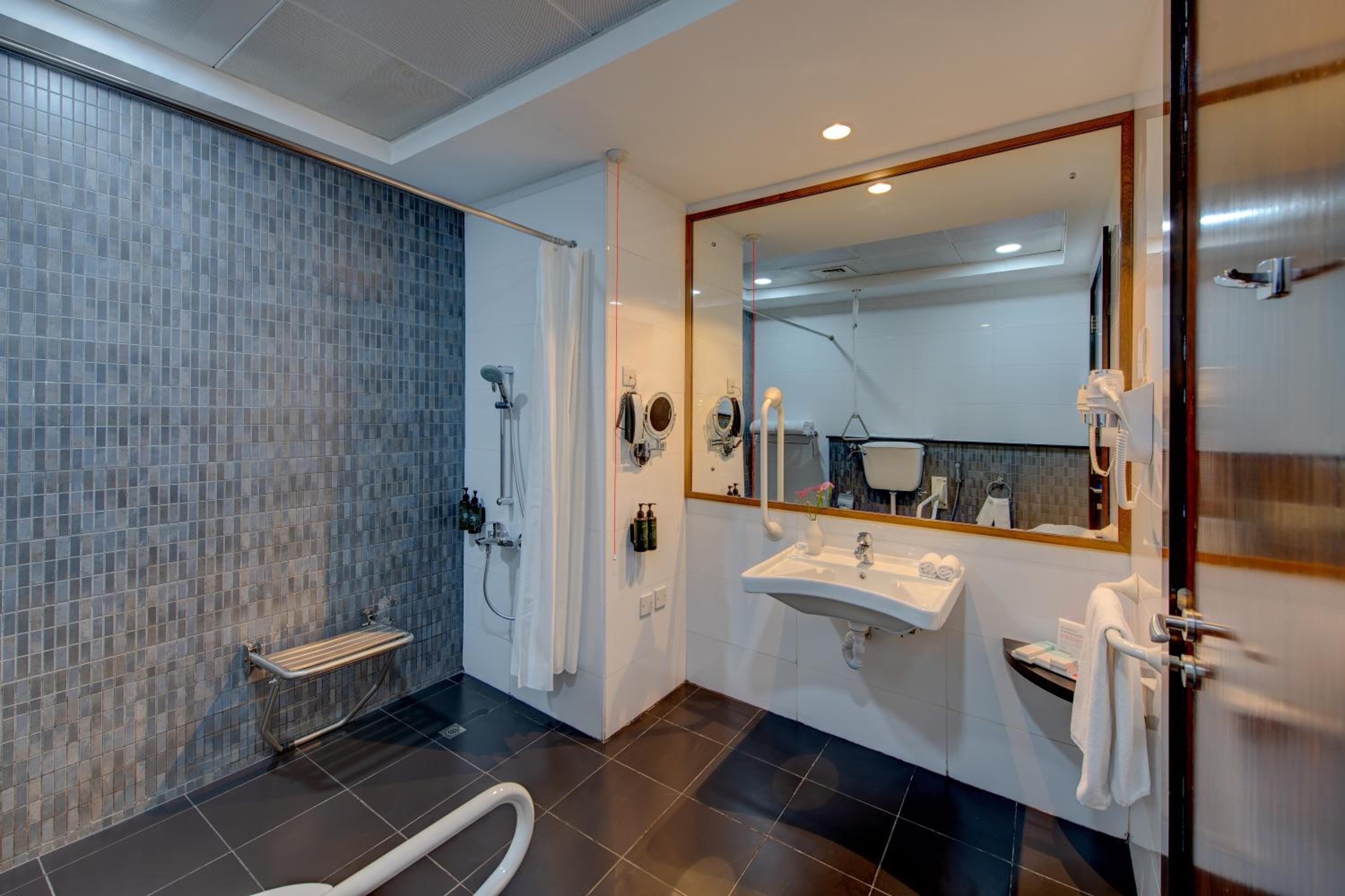 King Room with Roll-In Shower - Mobility/Hearing Accessible - Non-Smoking photo 3