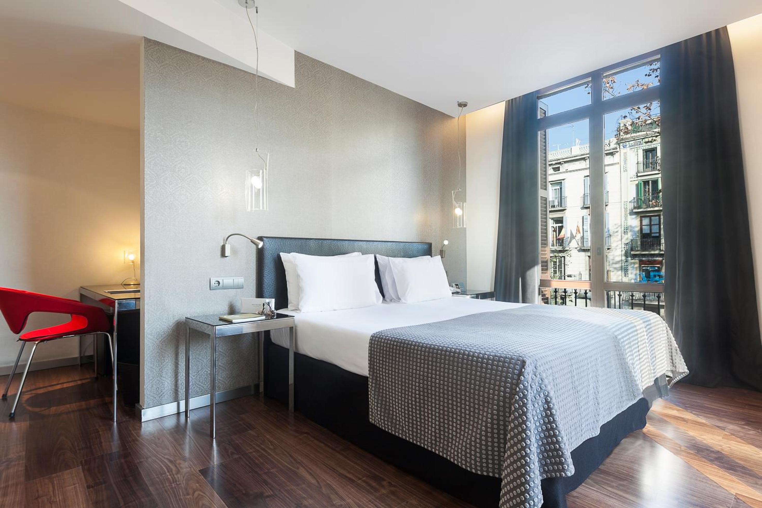 Double or Twin Room with Las Ramblas View photo 3