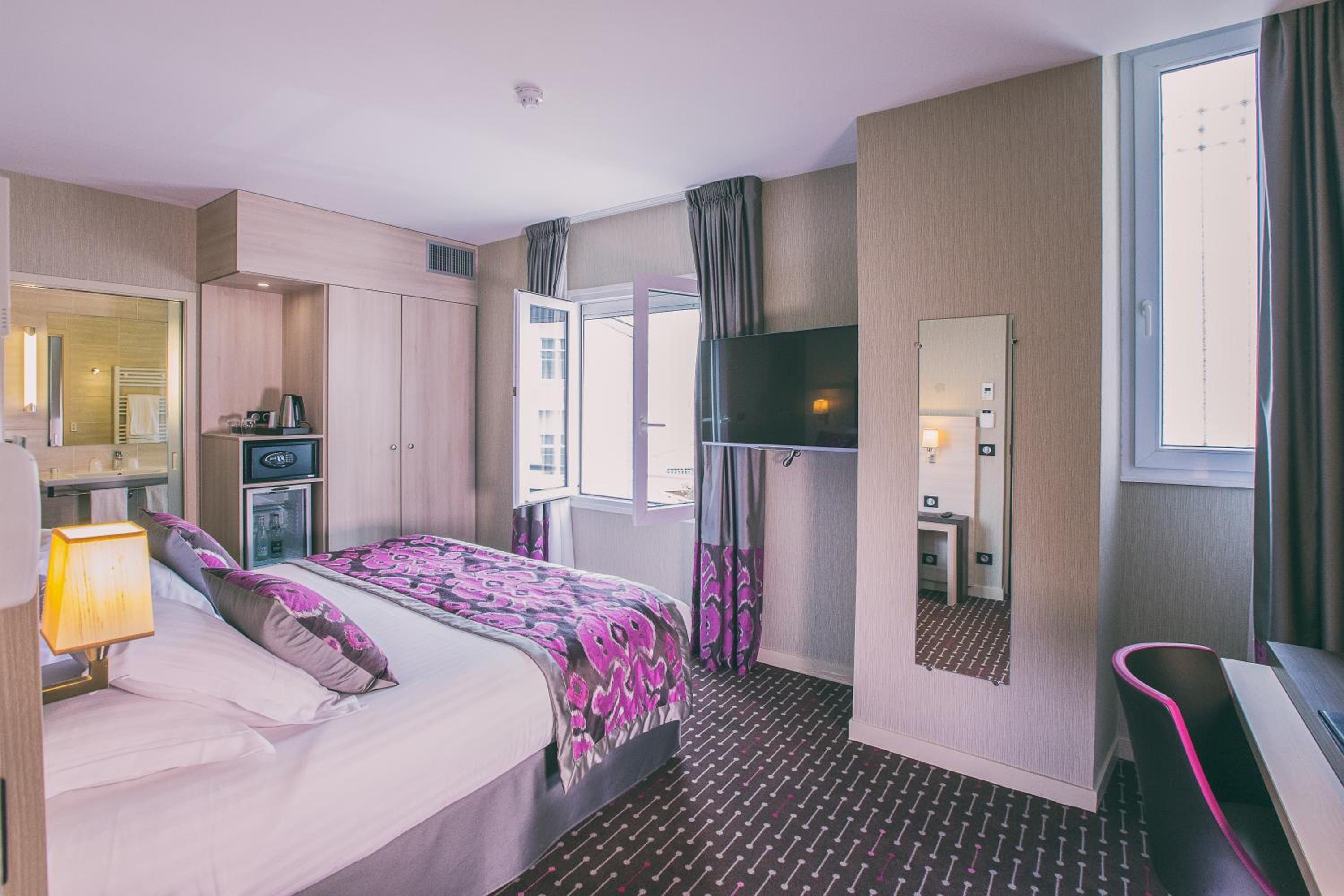 Superior King Room - Non-Smoking - Photo 4