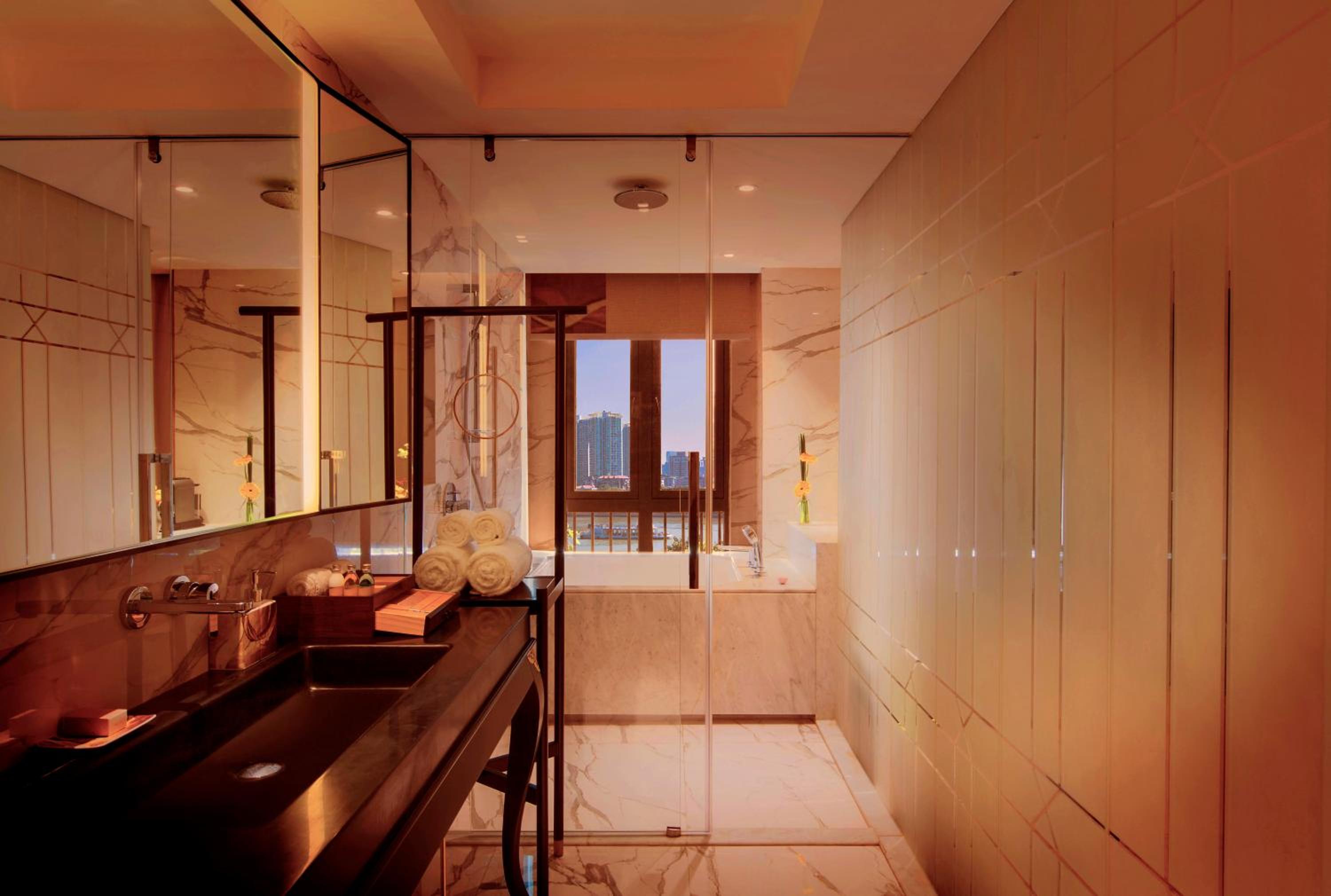 Executive Queen Room thumbnail 6
