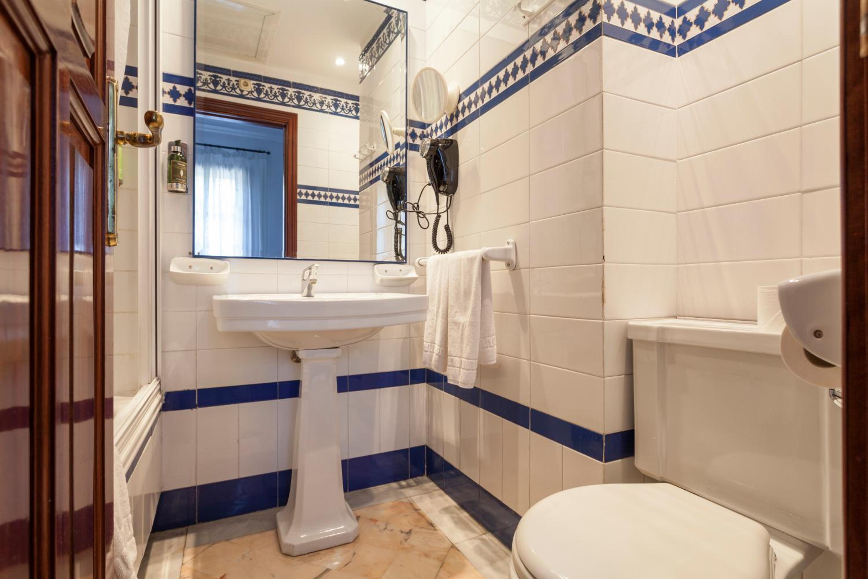 Triple Room - Photo 11
