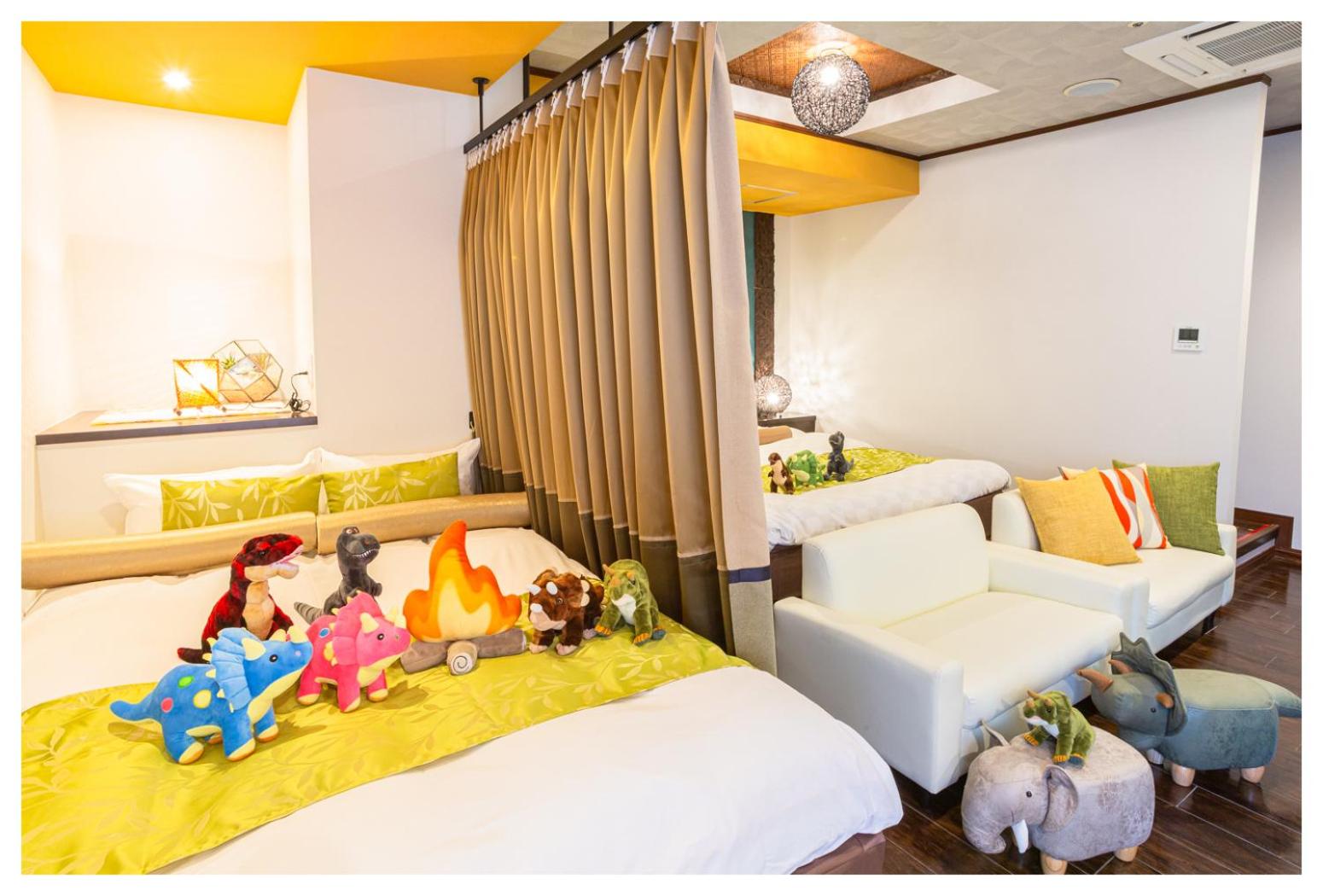 Family Room with a Curtain Divider - Two Double Beds + One Single Bed - Non-Smoking - Photo 12