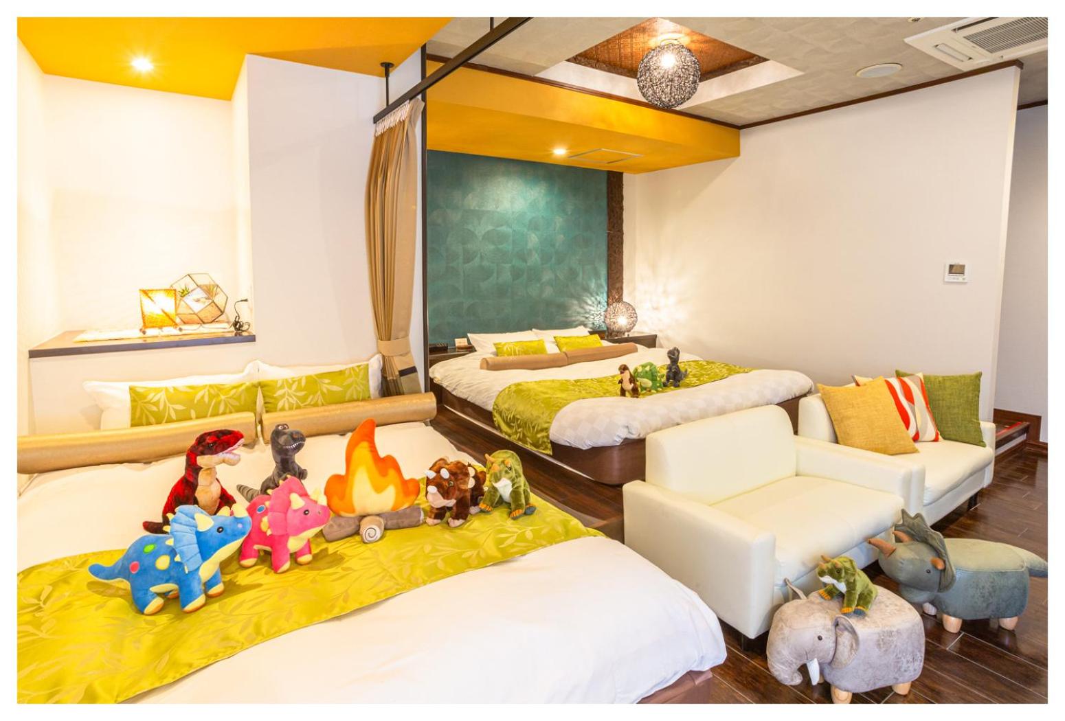 Family Room with a Curtain Divider - Two Double Beds + One Single Bed - Non-Smoking - Photo 14