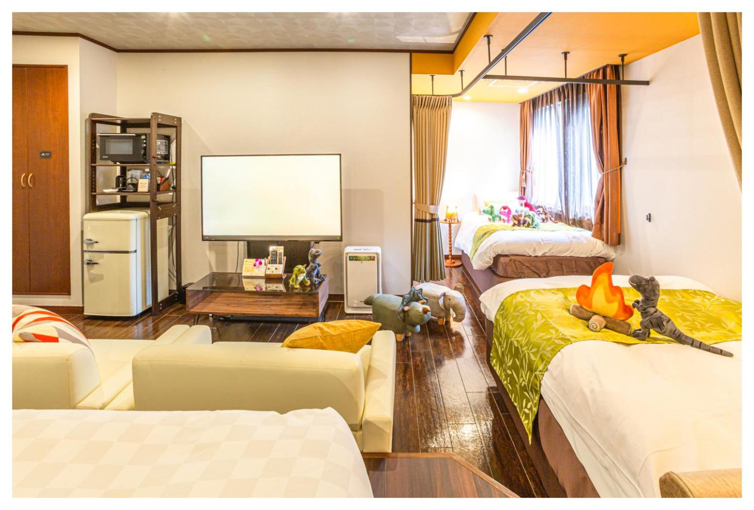 Family Room with a Curtain Divider - Two Double Beds + One Single Bed - Non-Smoking - Photo 11
