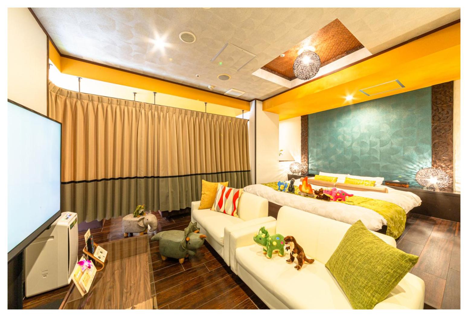 Family Room with a Curtain Divider - Two Double Beds + One Single Bed - Non-Smoking - Photo 13