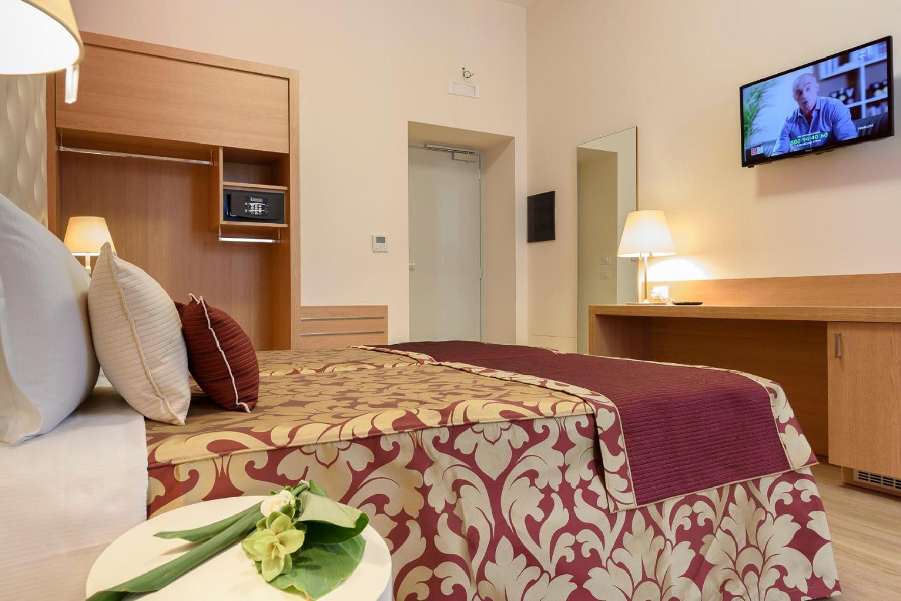 Deluxe Double Room with Extra Bed photo 2