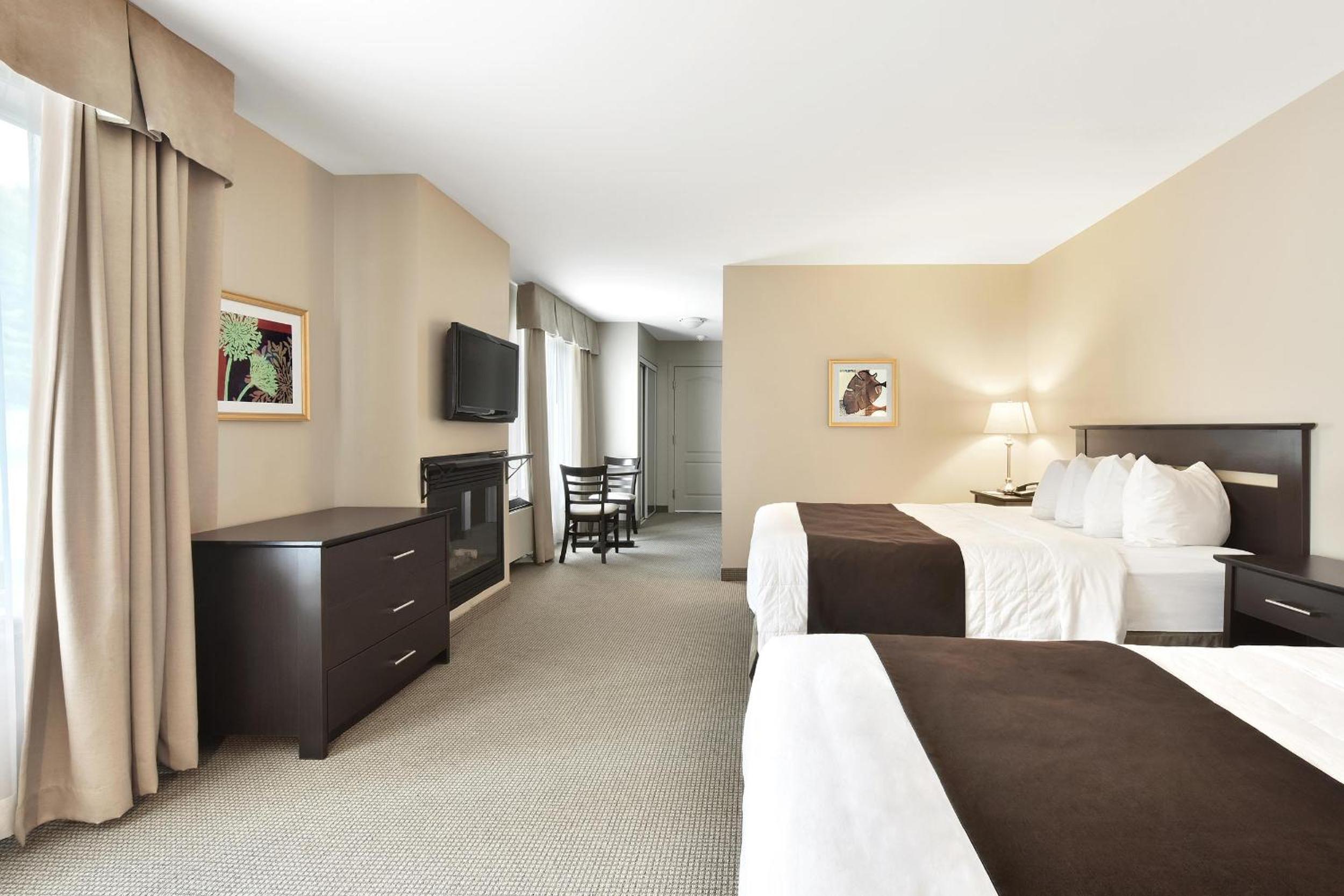 Standard Queen Room with Two Queen Beds - Photo 2