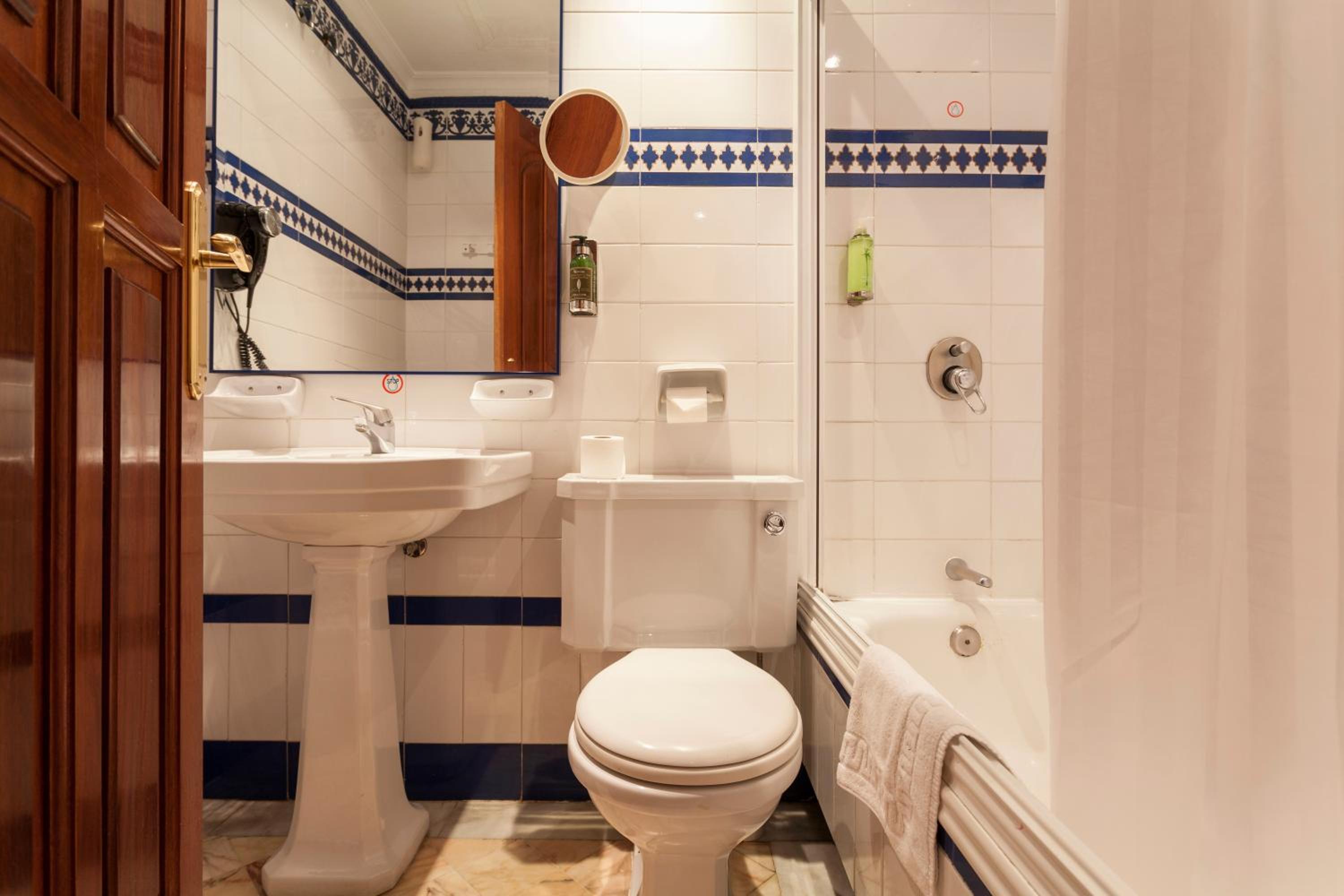 Double Room - Photo 8