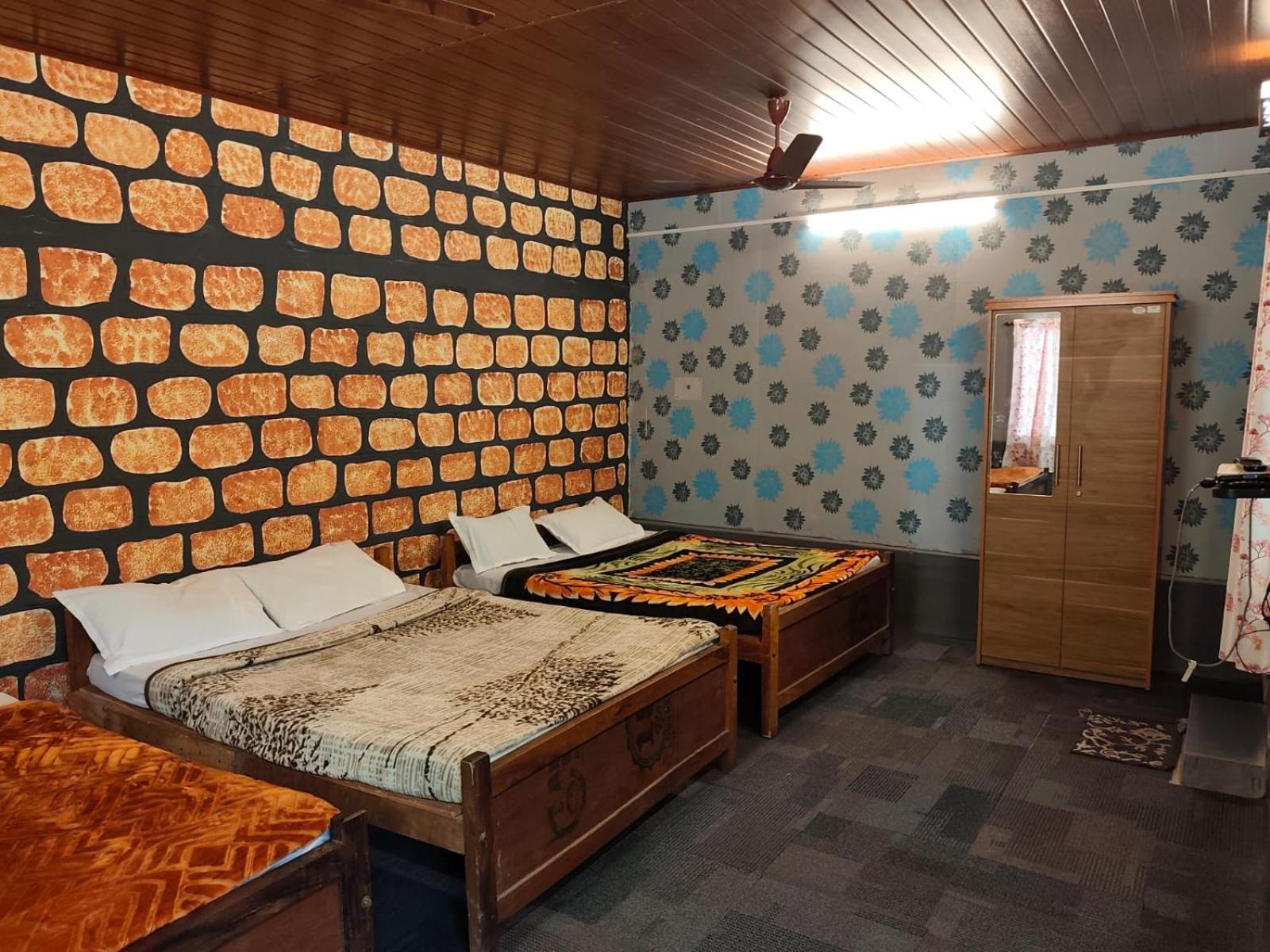 6-Bed Mixed Dormitory Room photo 2