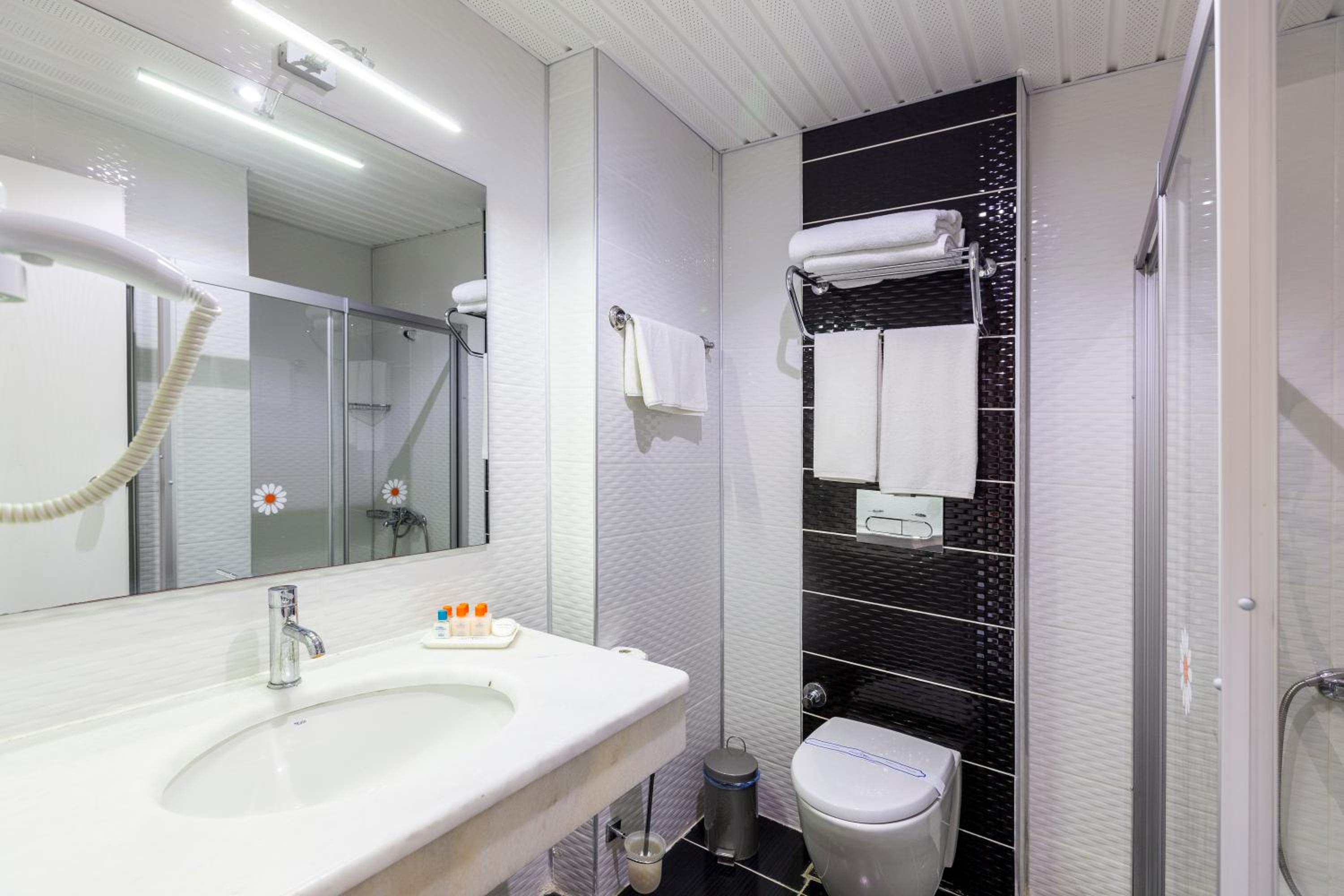 Standard Double Room - Photo 6