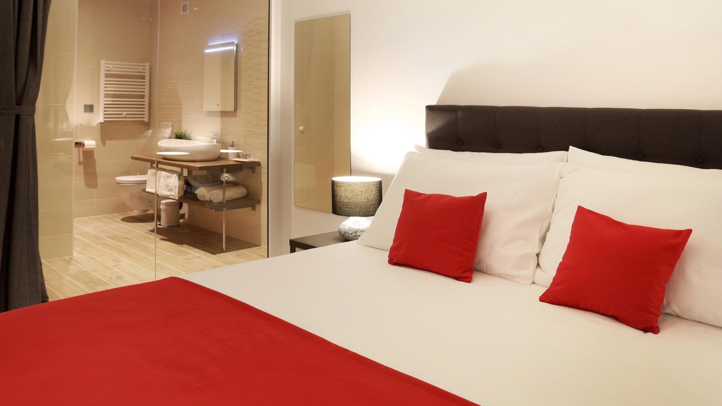 Deluxe Double Room with Balcony - Photo 6
