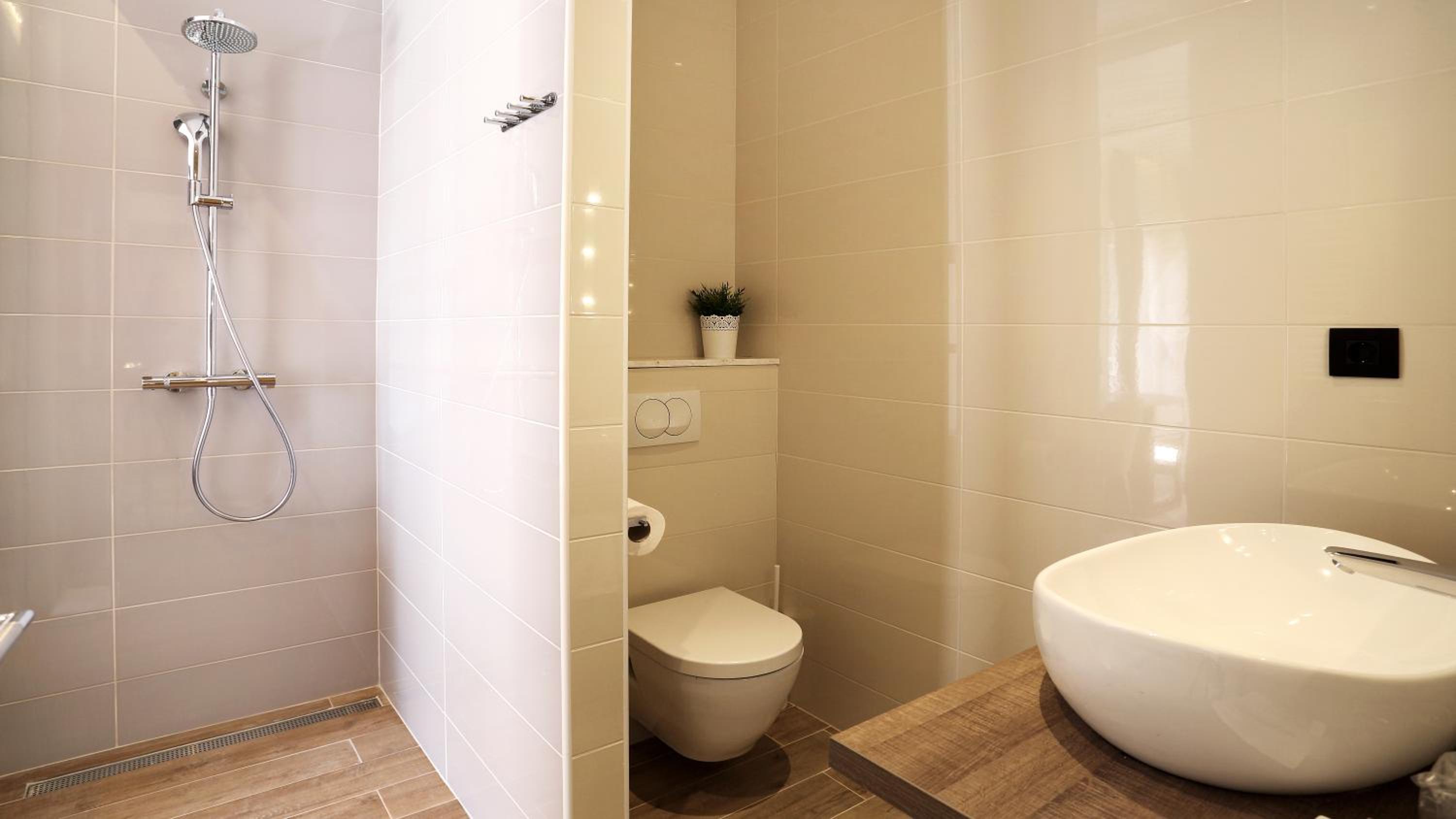 Deluxe Double Room with Balcony - Photo 3