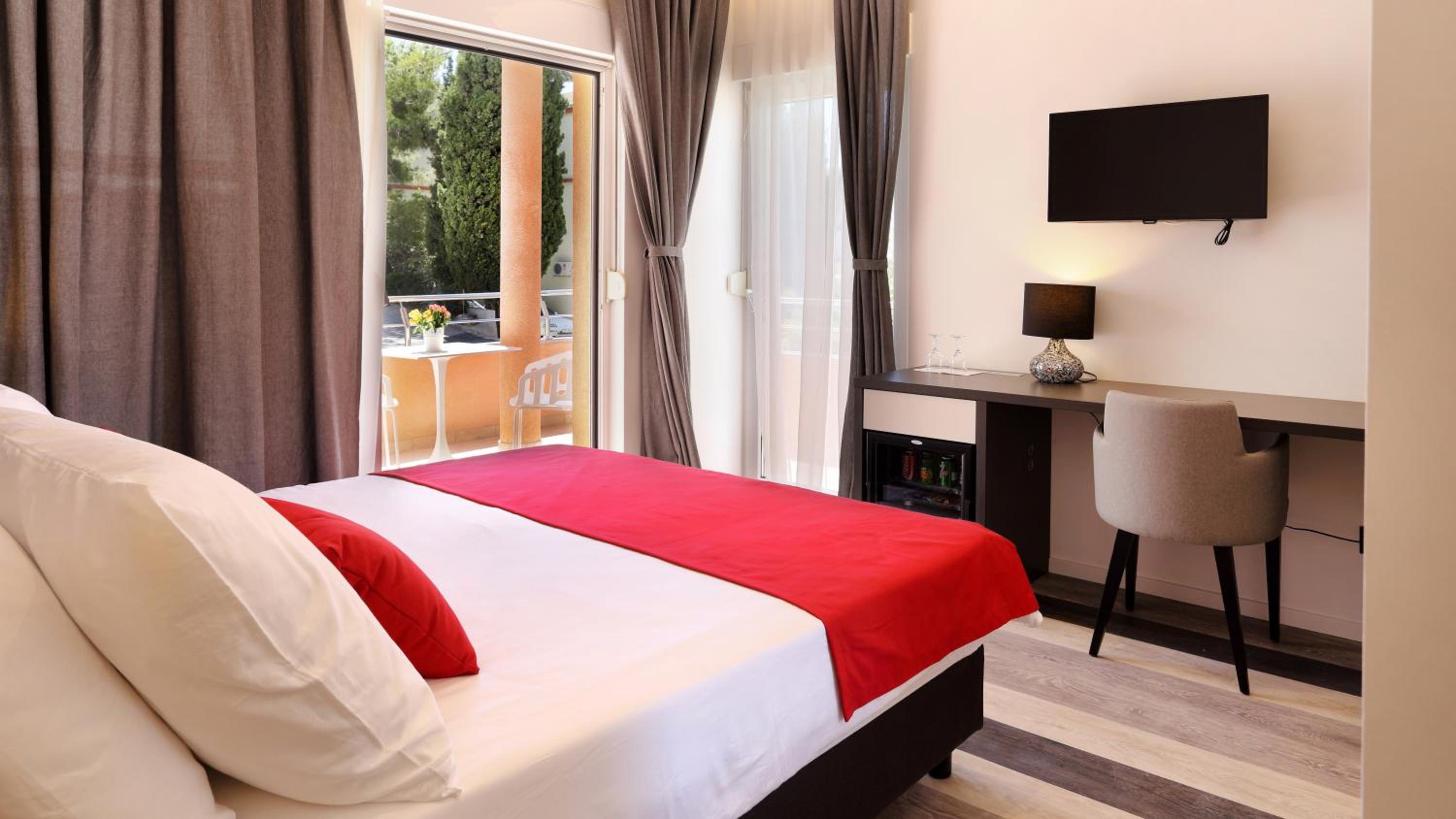 Deluxe Double Room with Balcony - Photo 1