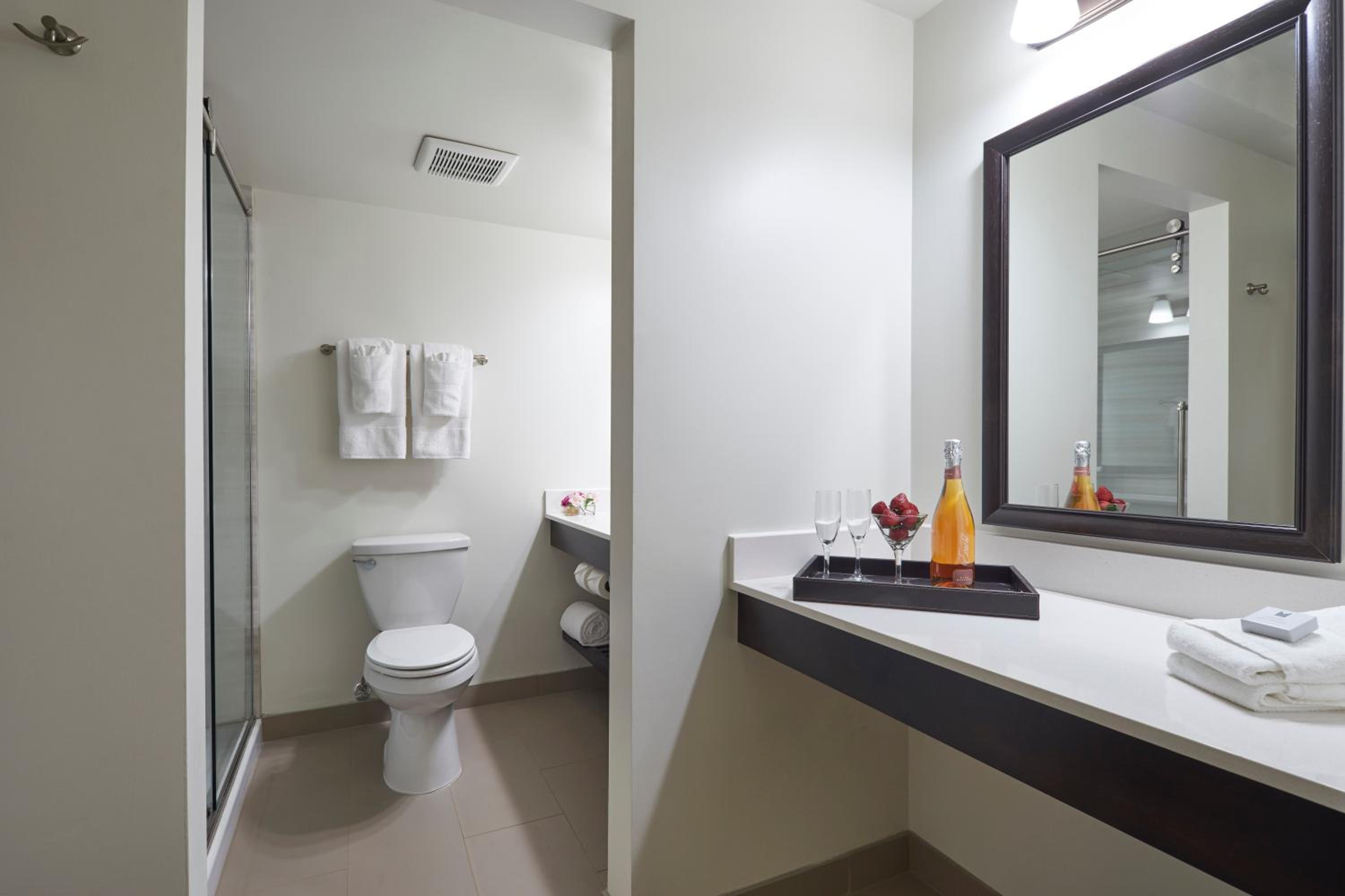 Deluxe King Room - Non-Smoking - Photo 3
