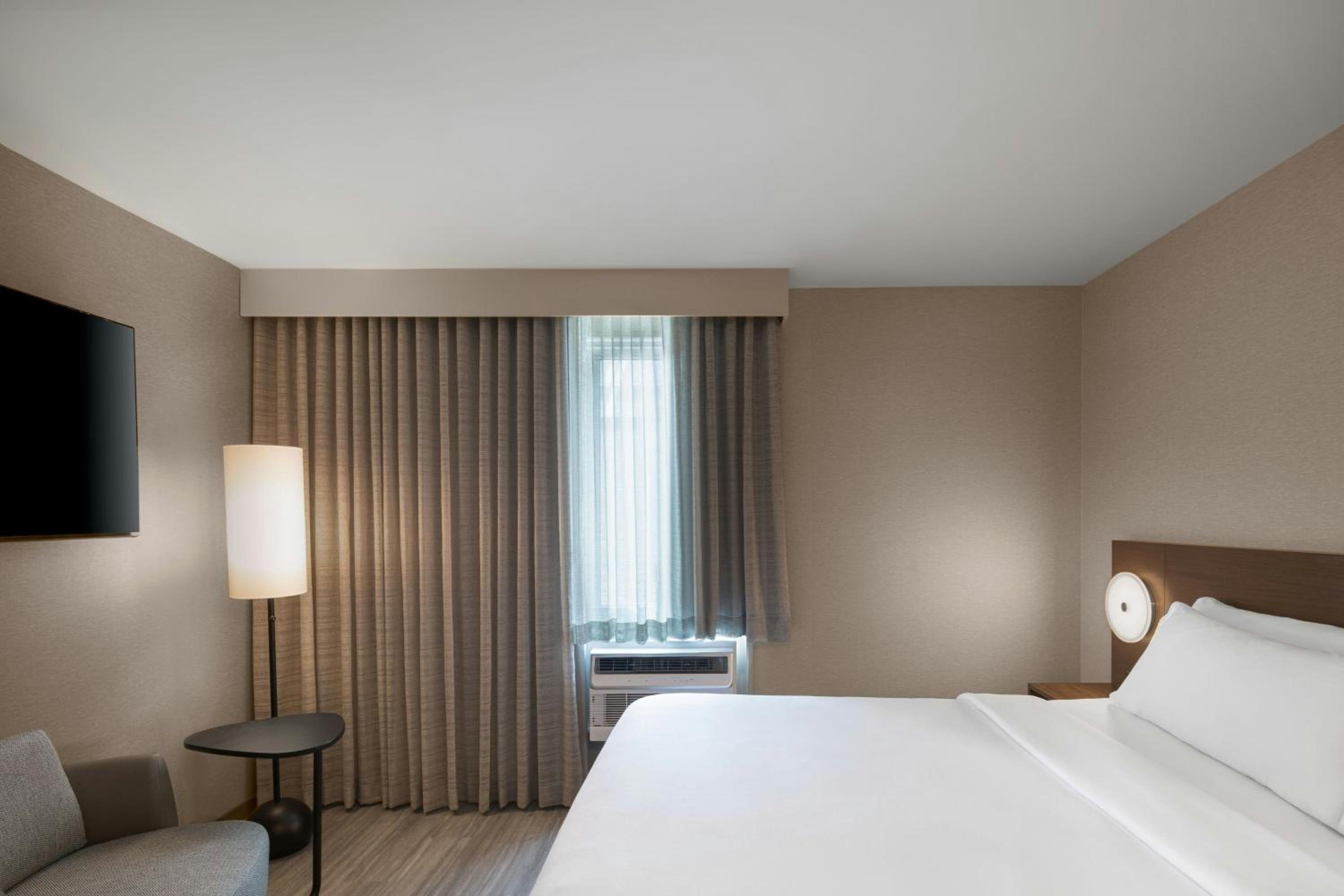 One-Bedroom Queen Suite with City View - Corner - Photo 4