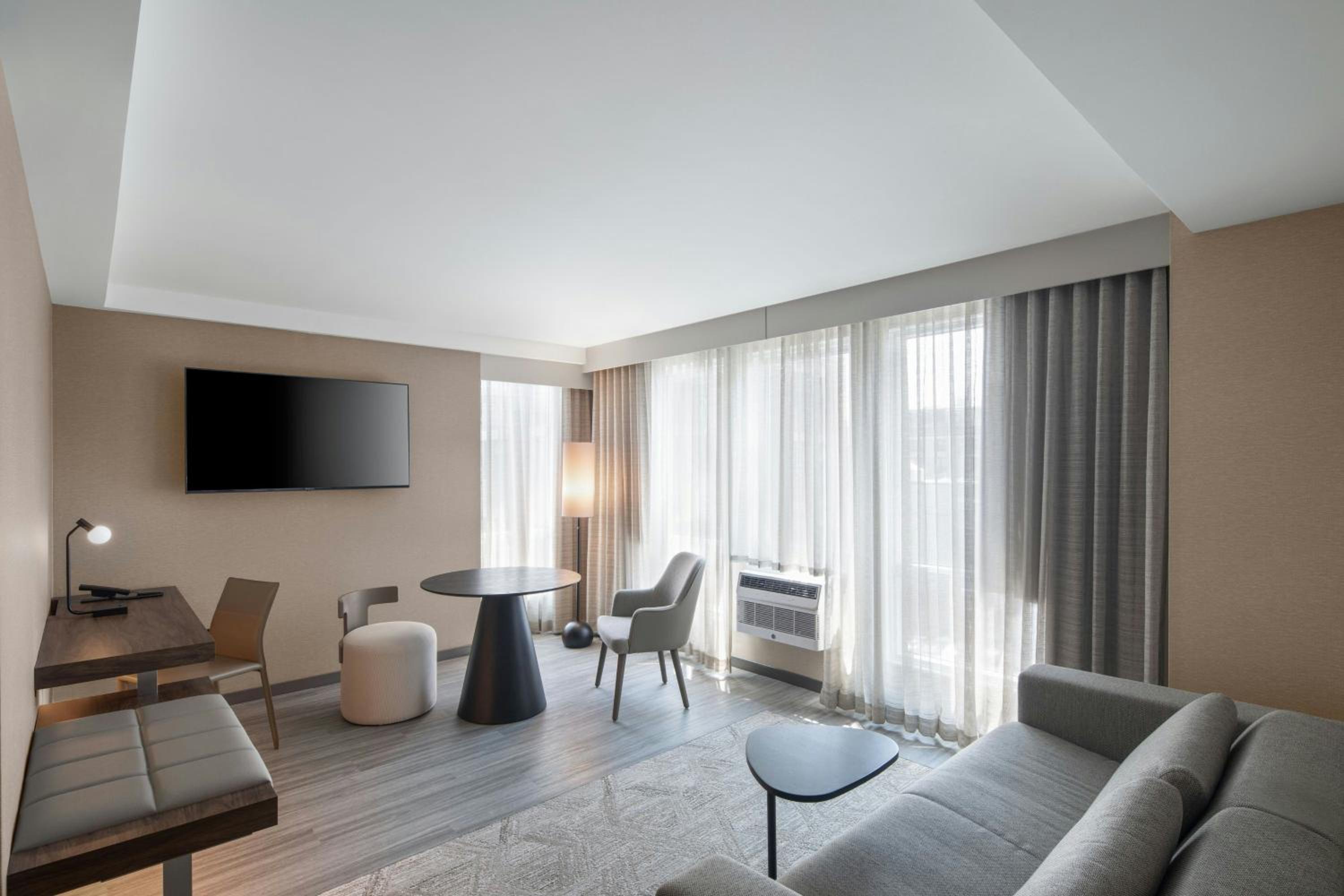 One-Bedroom King Suite with City View - Corner