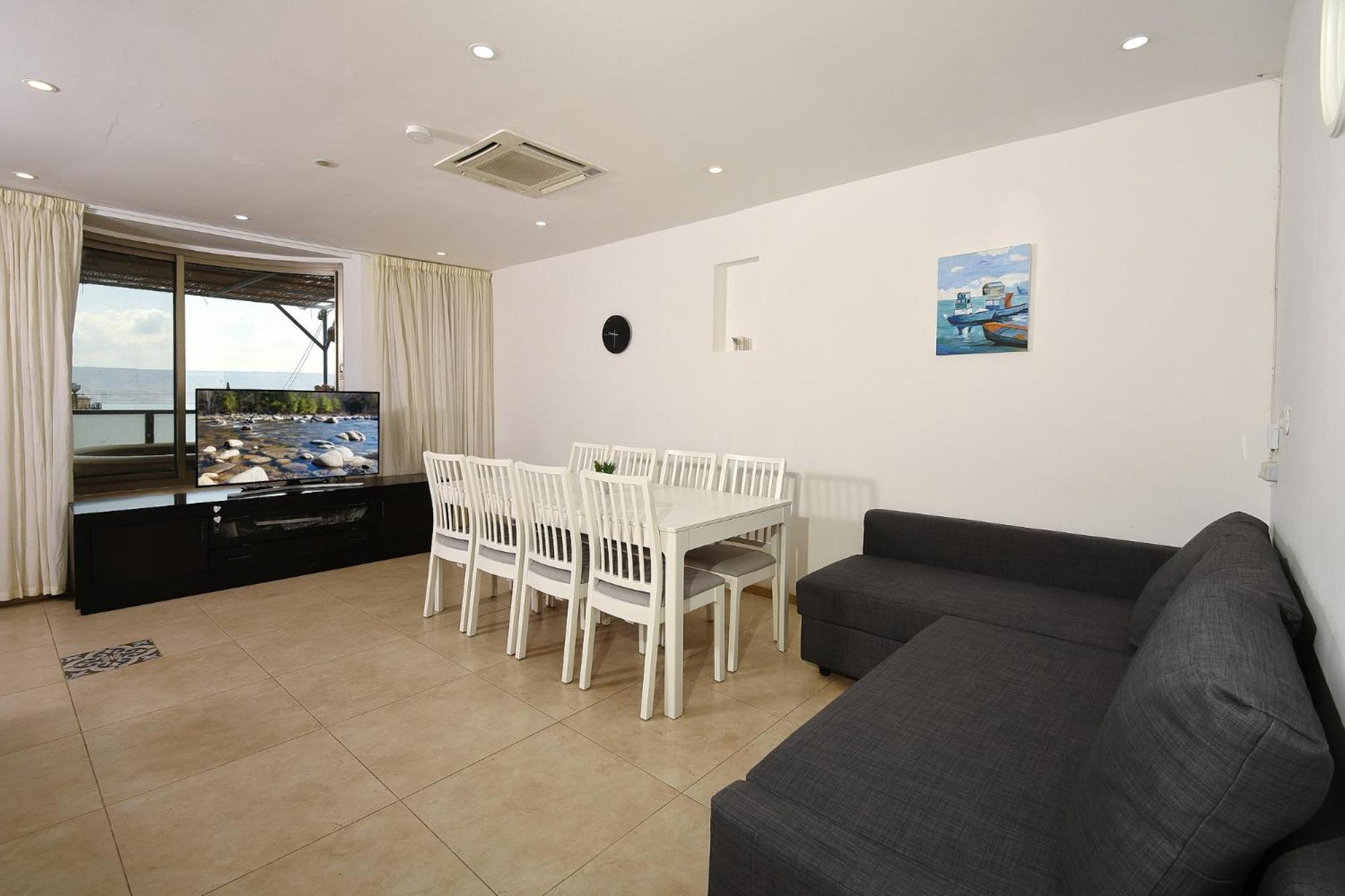 Six-Bedroom House photo 2