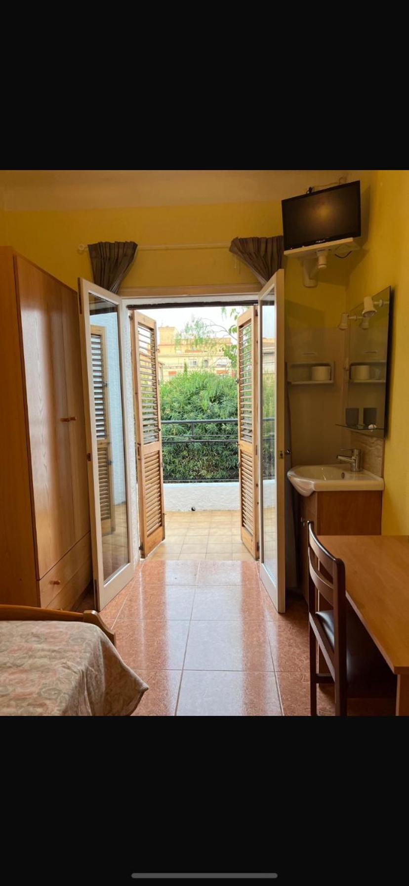 Standard Single Room with Shared Bathroom photo 2
