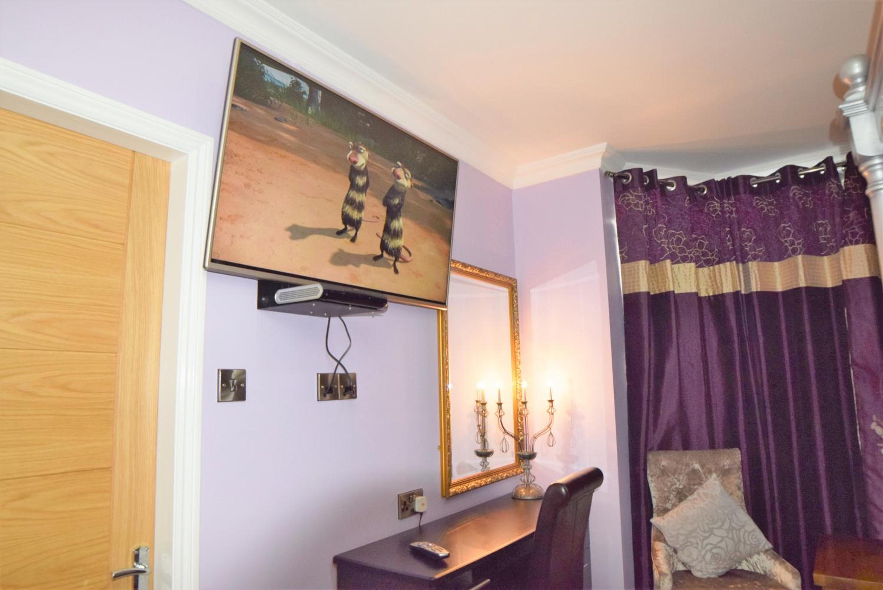 Four-poster Double with Spa Bath - Photo 5