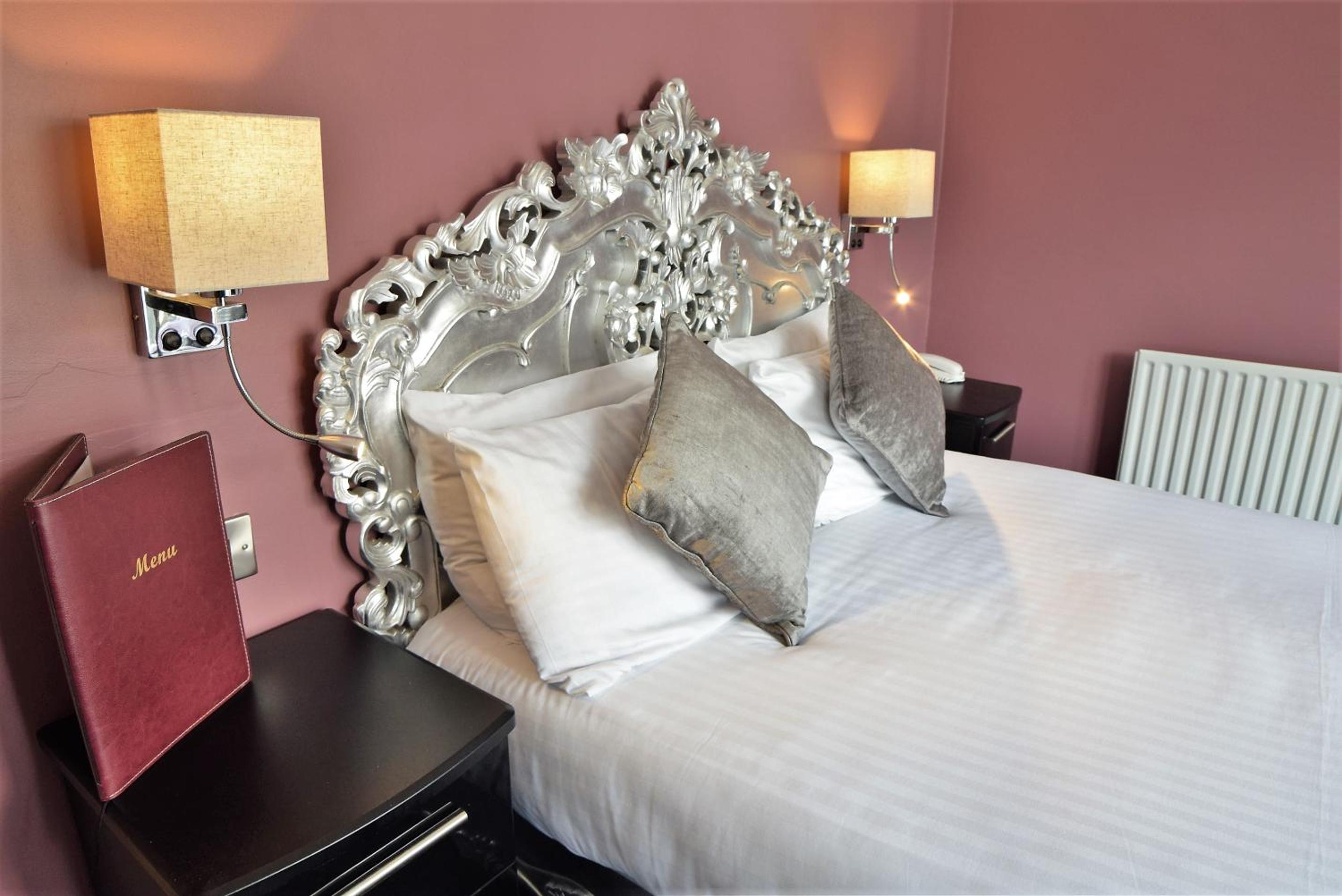 Executive Double with Balcony and Spa Bath - Photo 10