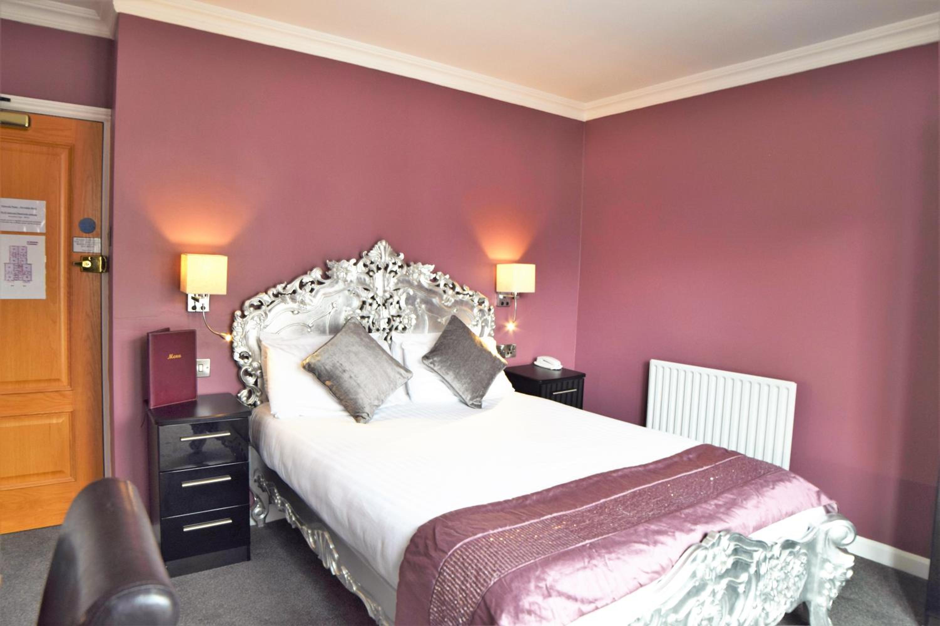 Executive Double with Balcony and Spa Bath - Photo 9