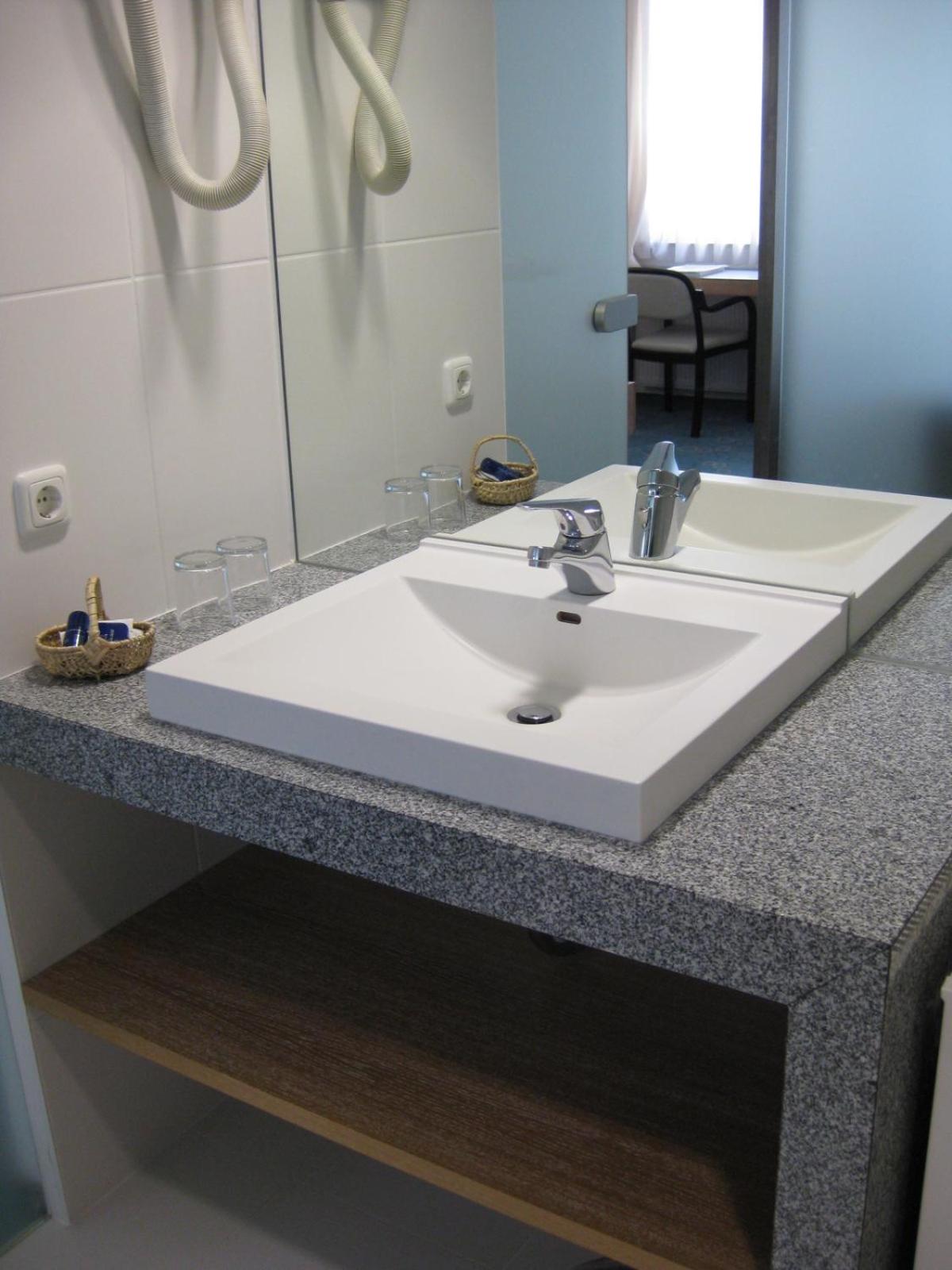 Standard Double Room - Photo 6
