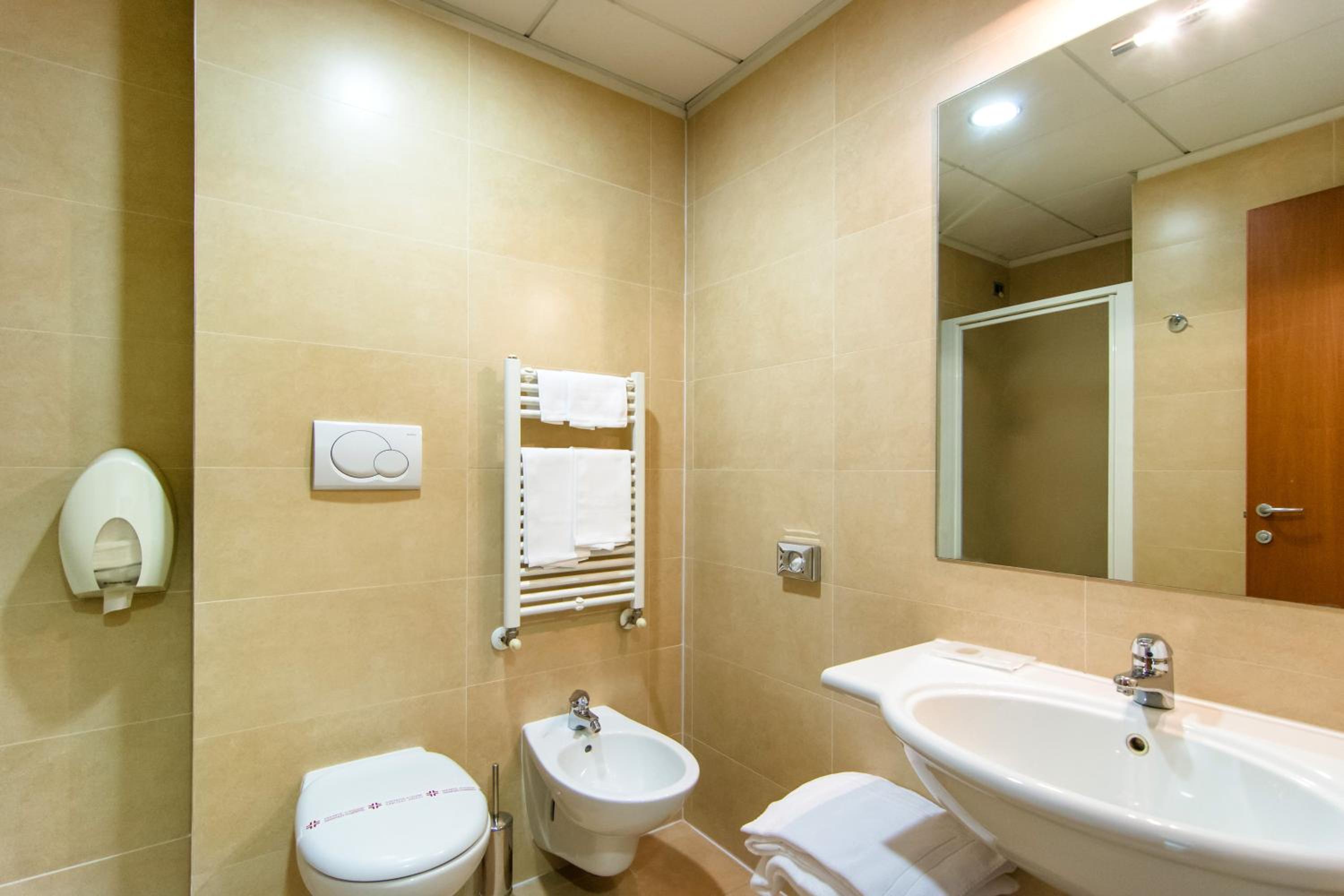 Standard Twin Room - Photo 6