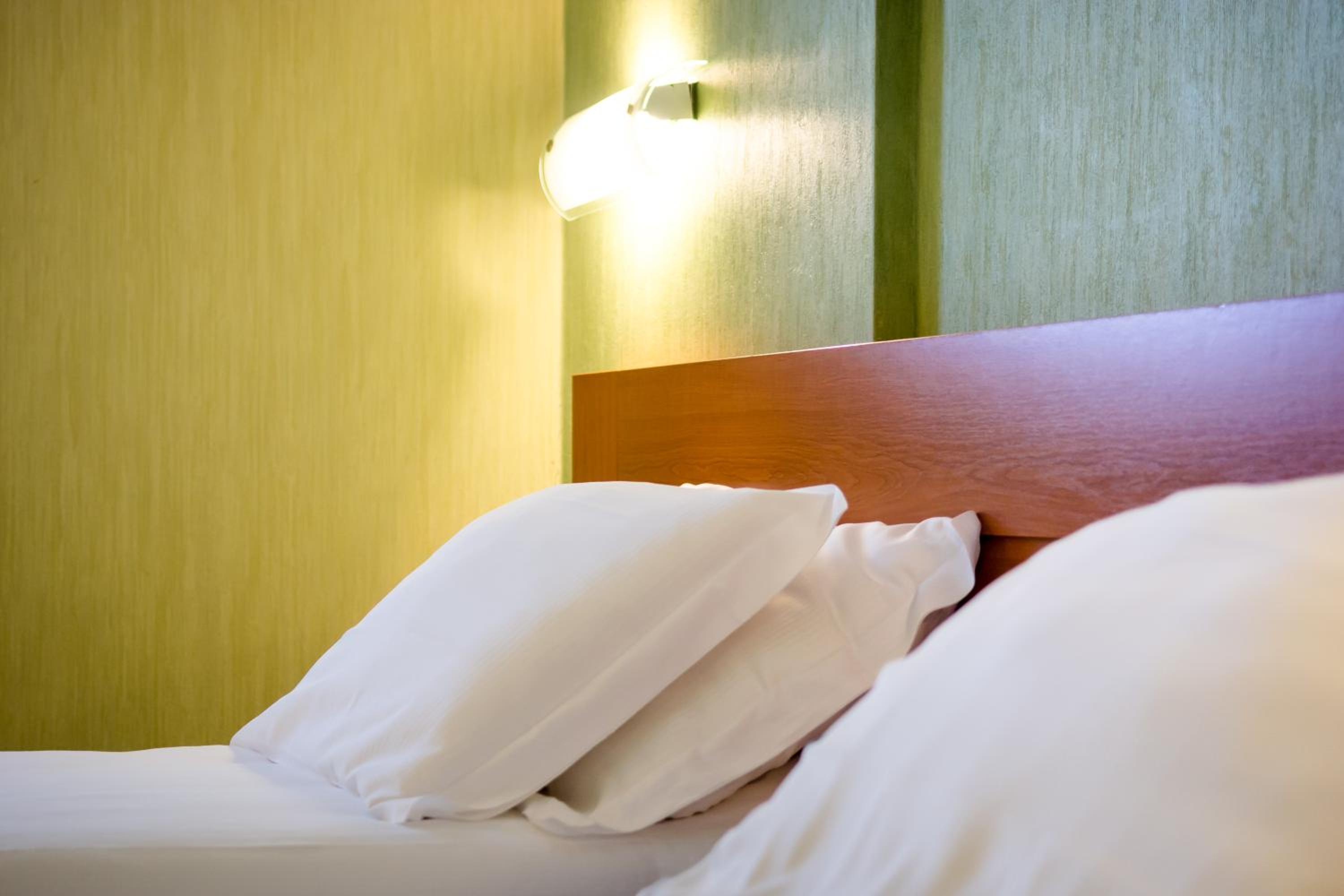 Standard Twin Room - Photo 7