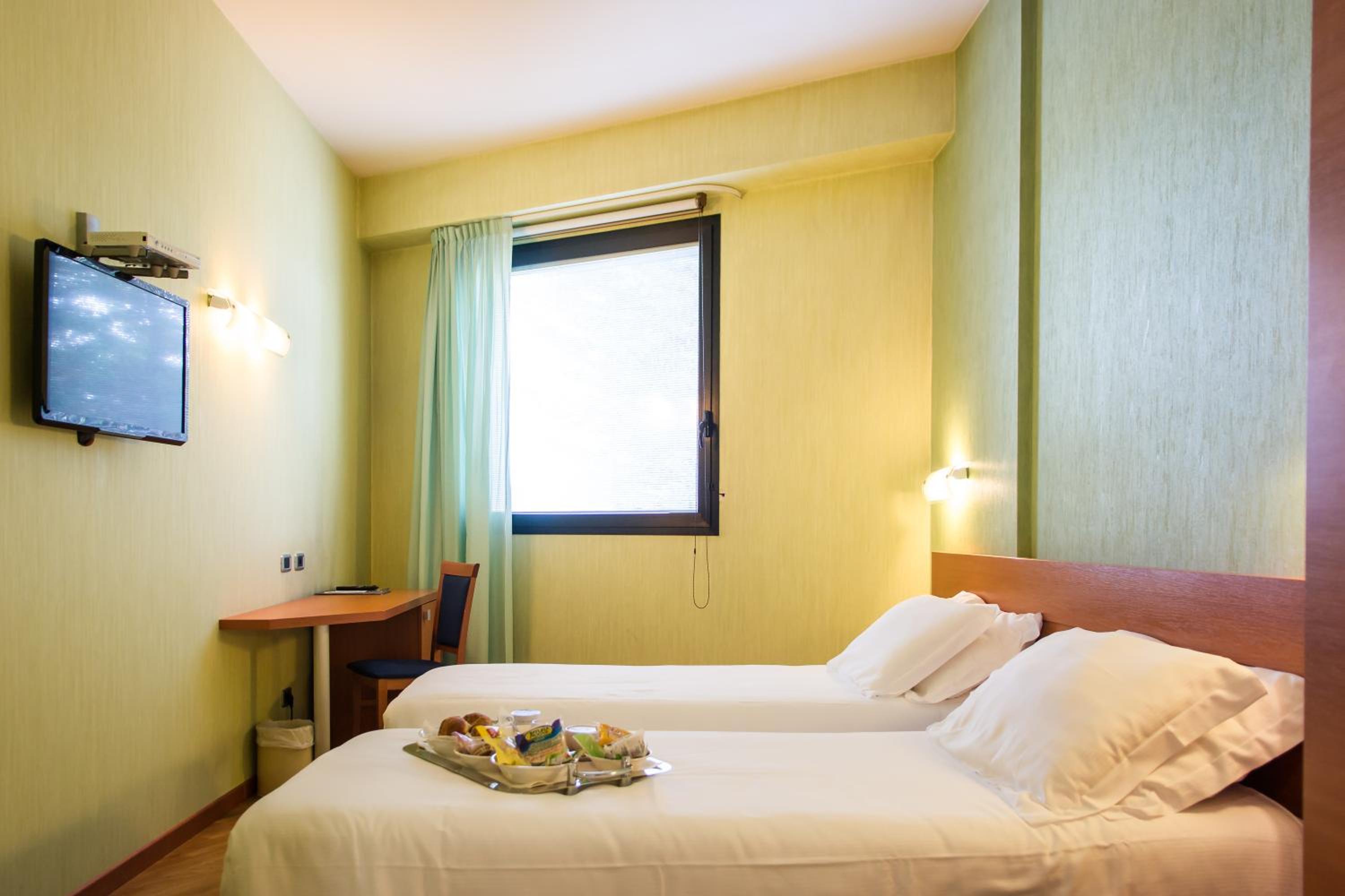 Standard Twin Room - Photo 5