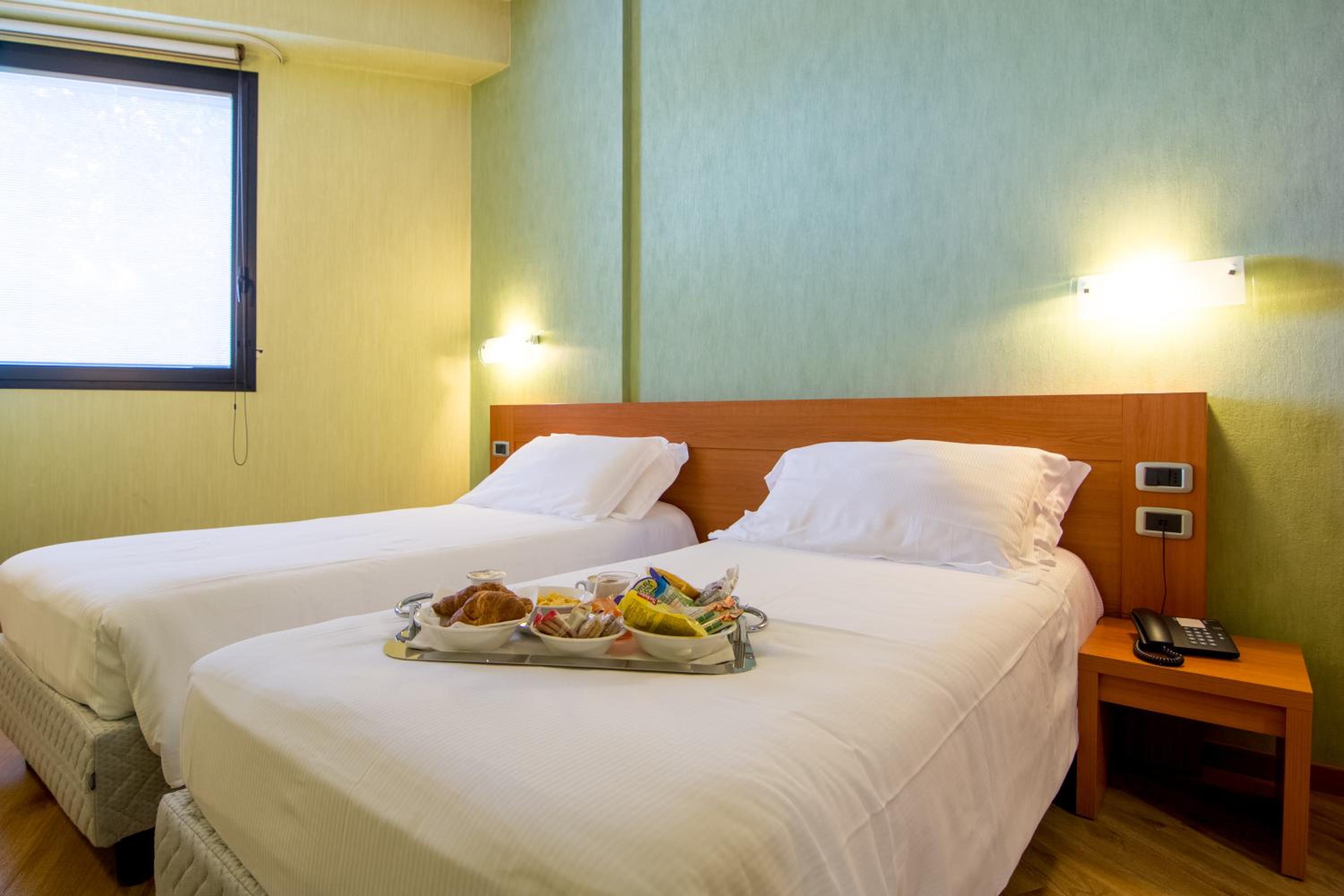 Standard Twin Room - Photo 8