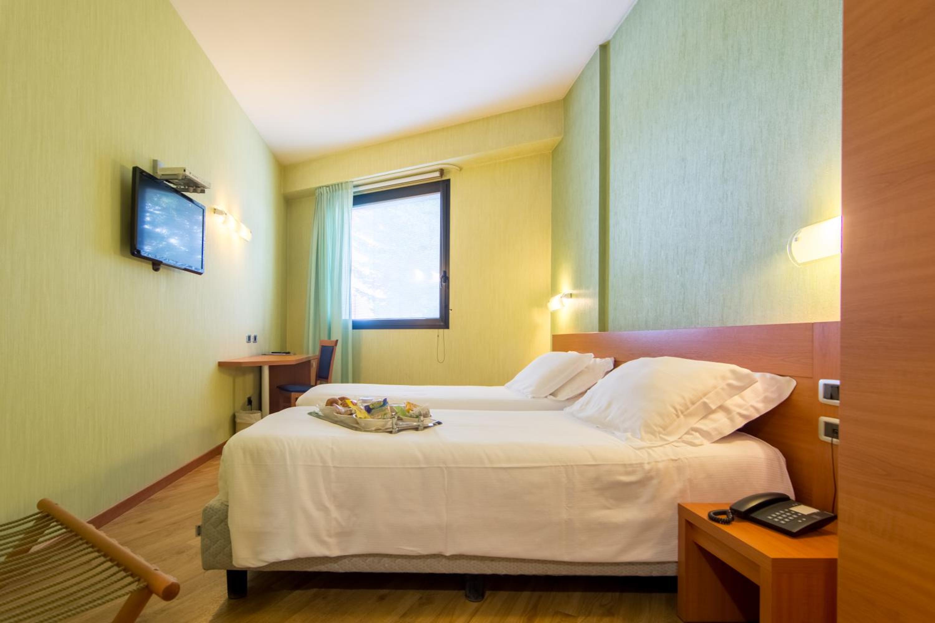 Standard Twin Room - Photo 9