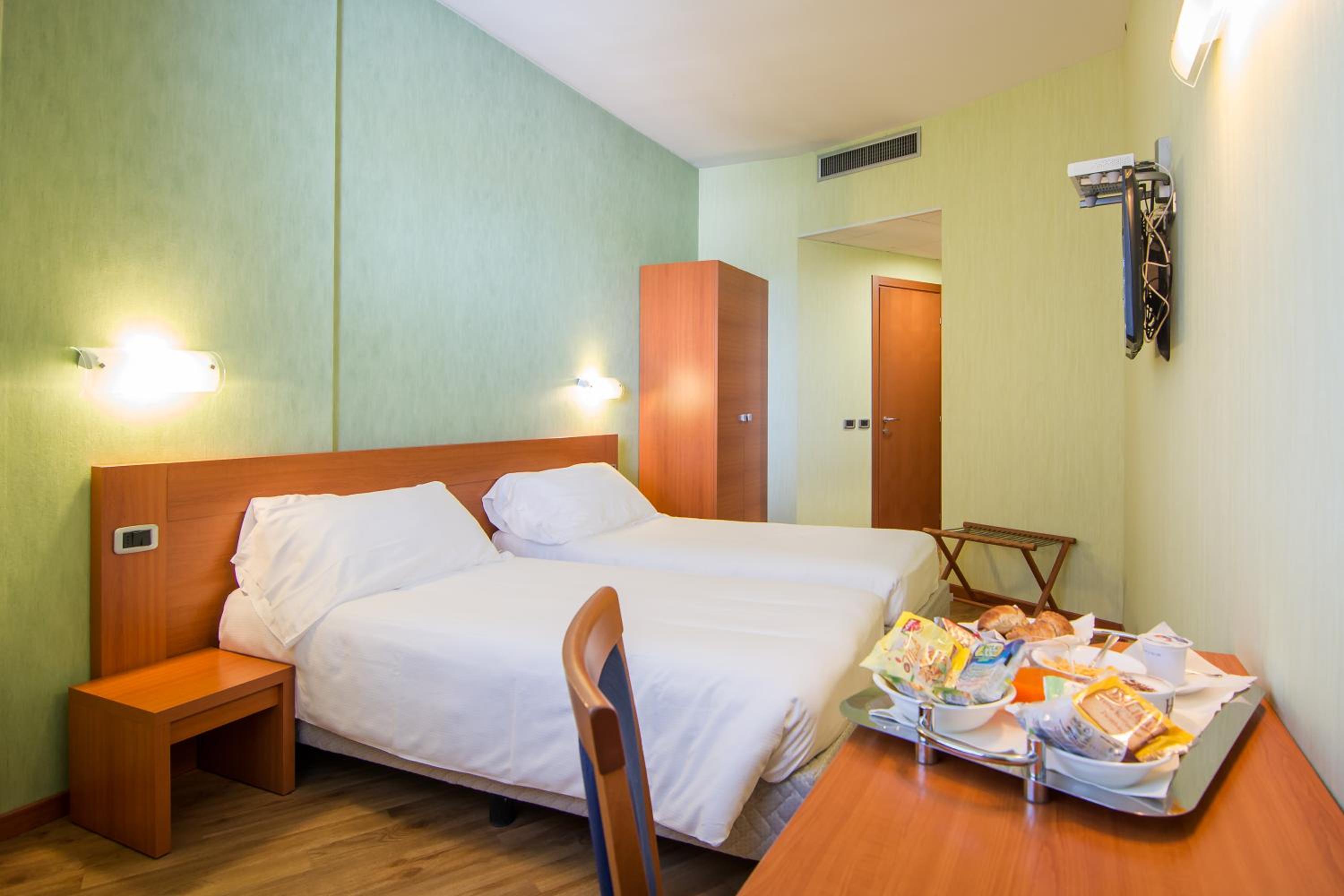 Standard Twin Room - Photo 2