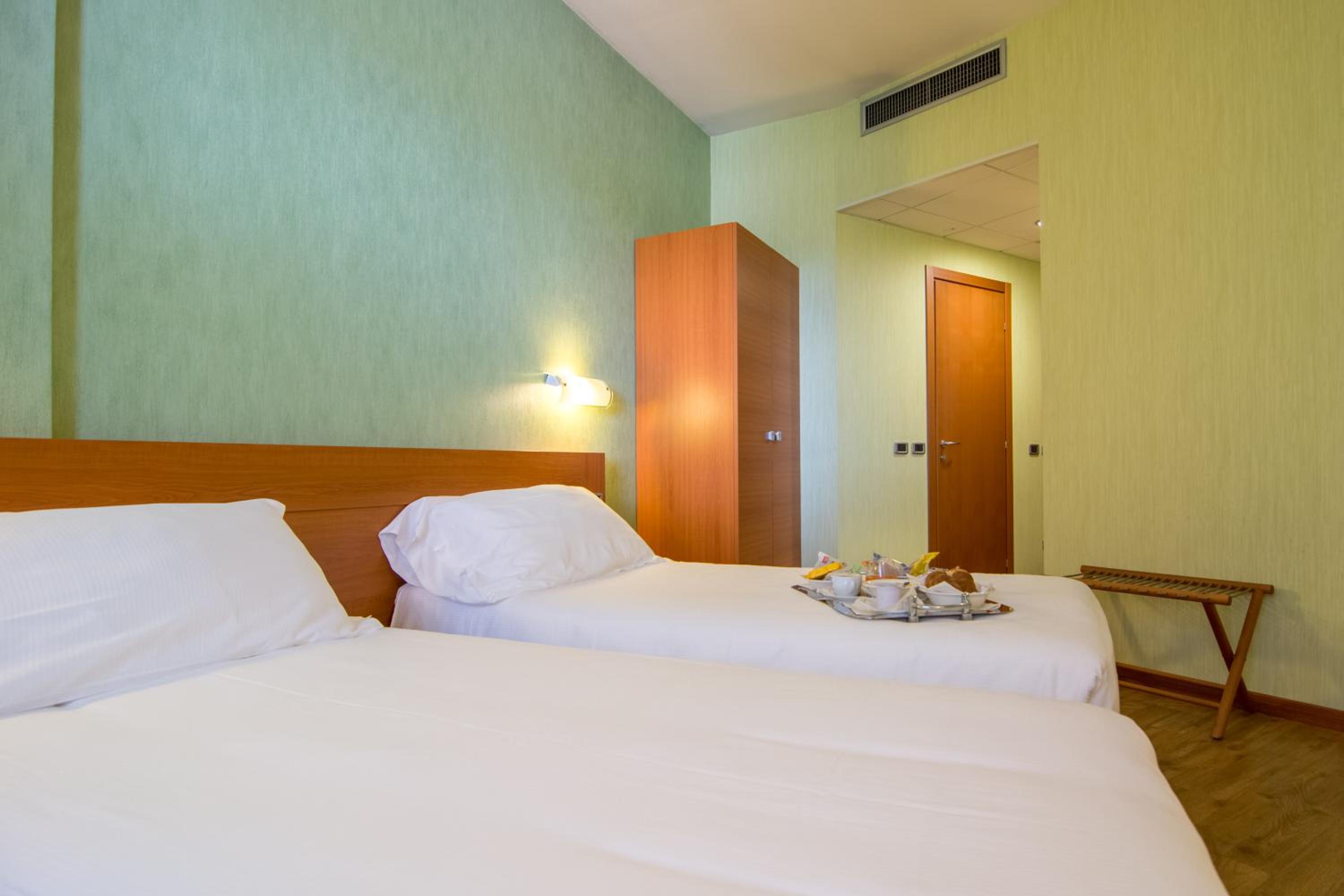 Standard Twin Room - Photo 3