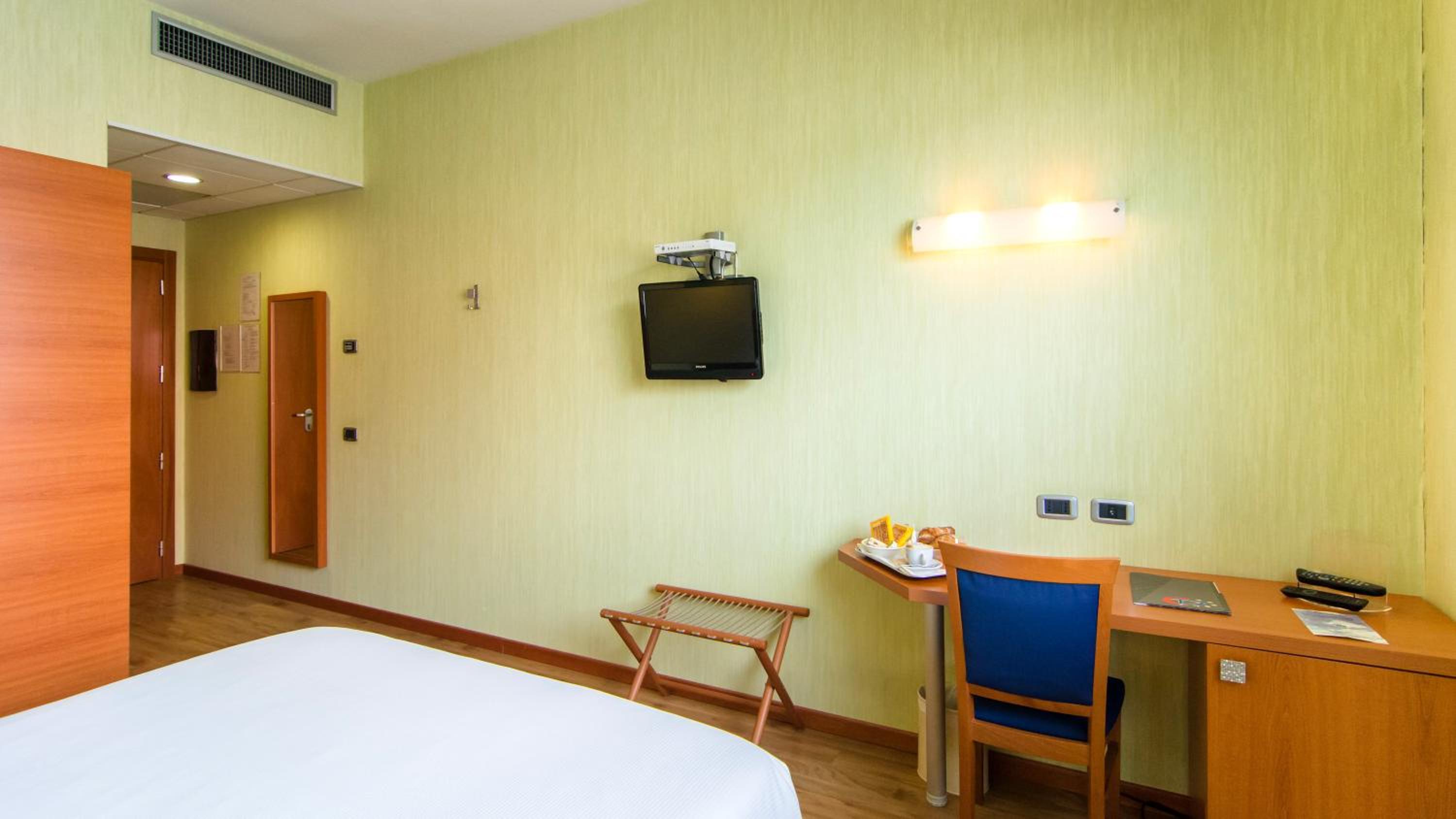 Standard Double Room - Photo 2