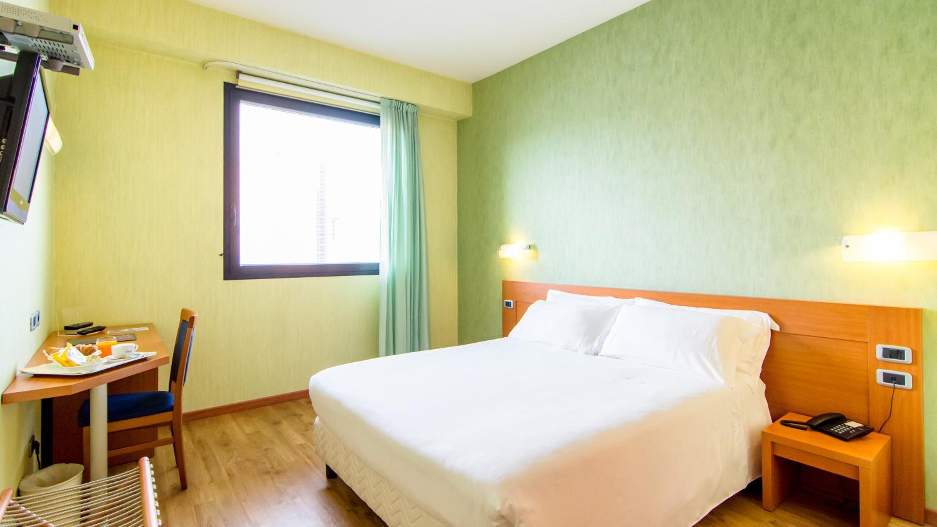 Standard Double Room - Photo 3