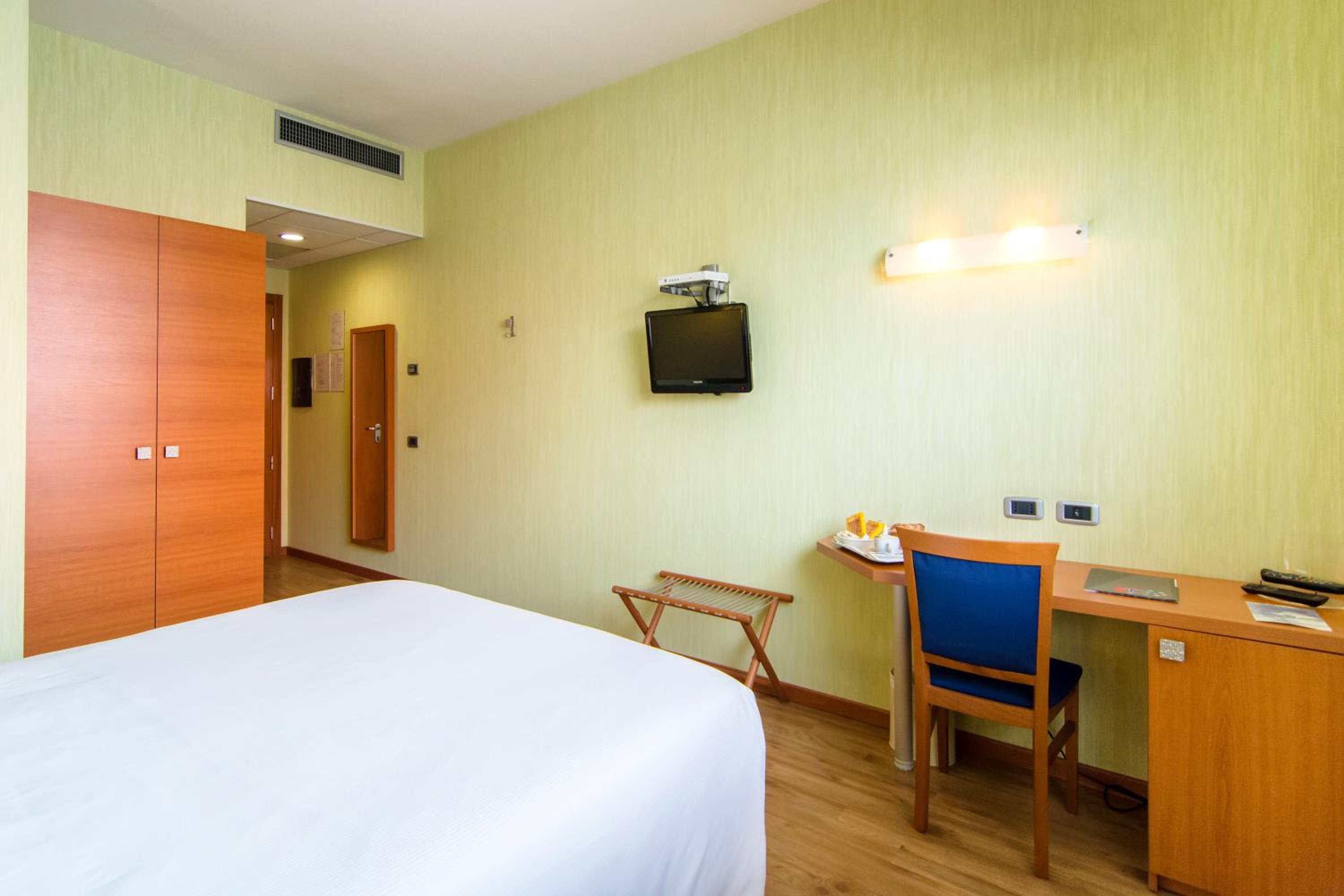 Standard Double Room - Photo 7