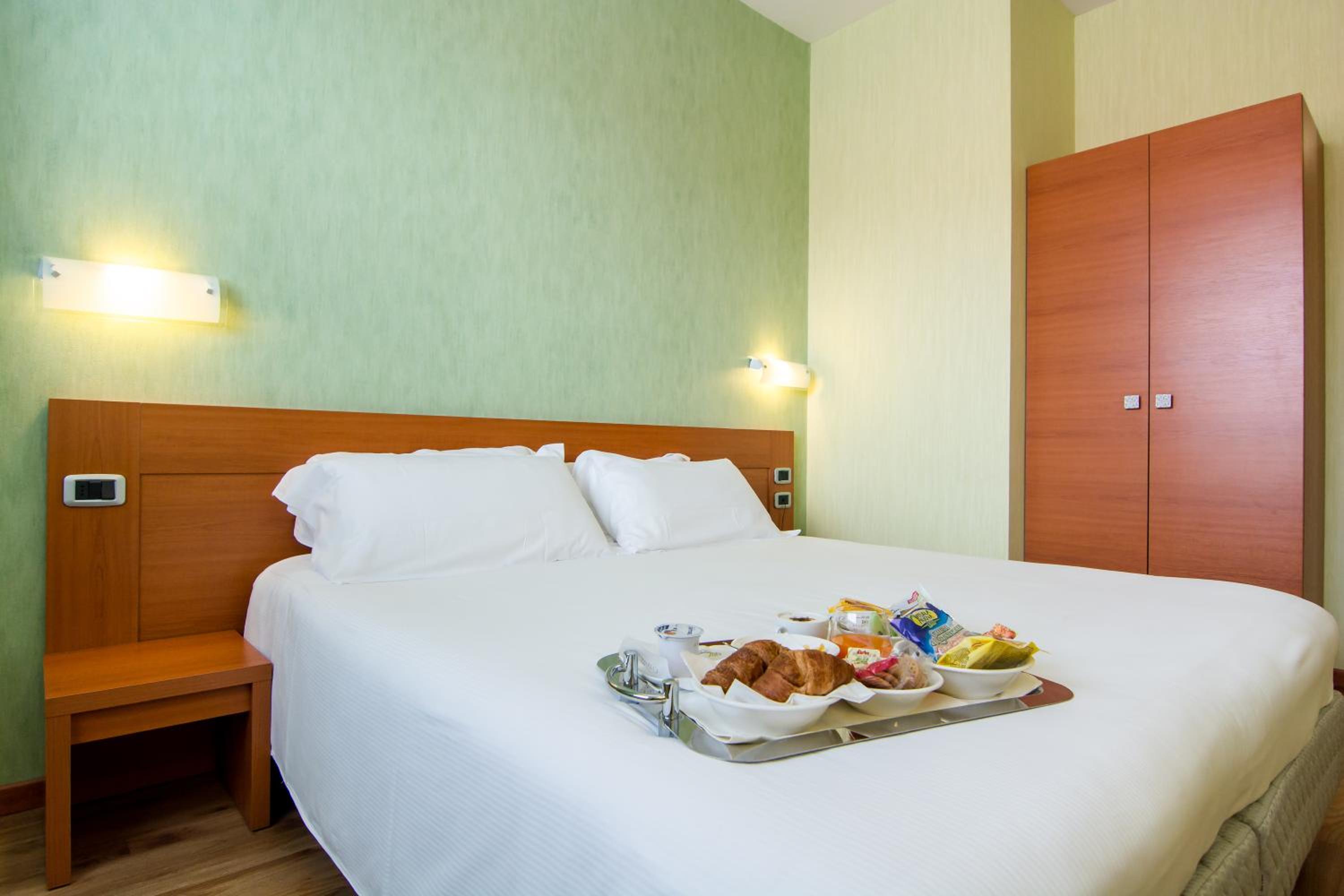 Standard Double Room - Photo 8