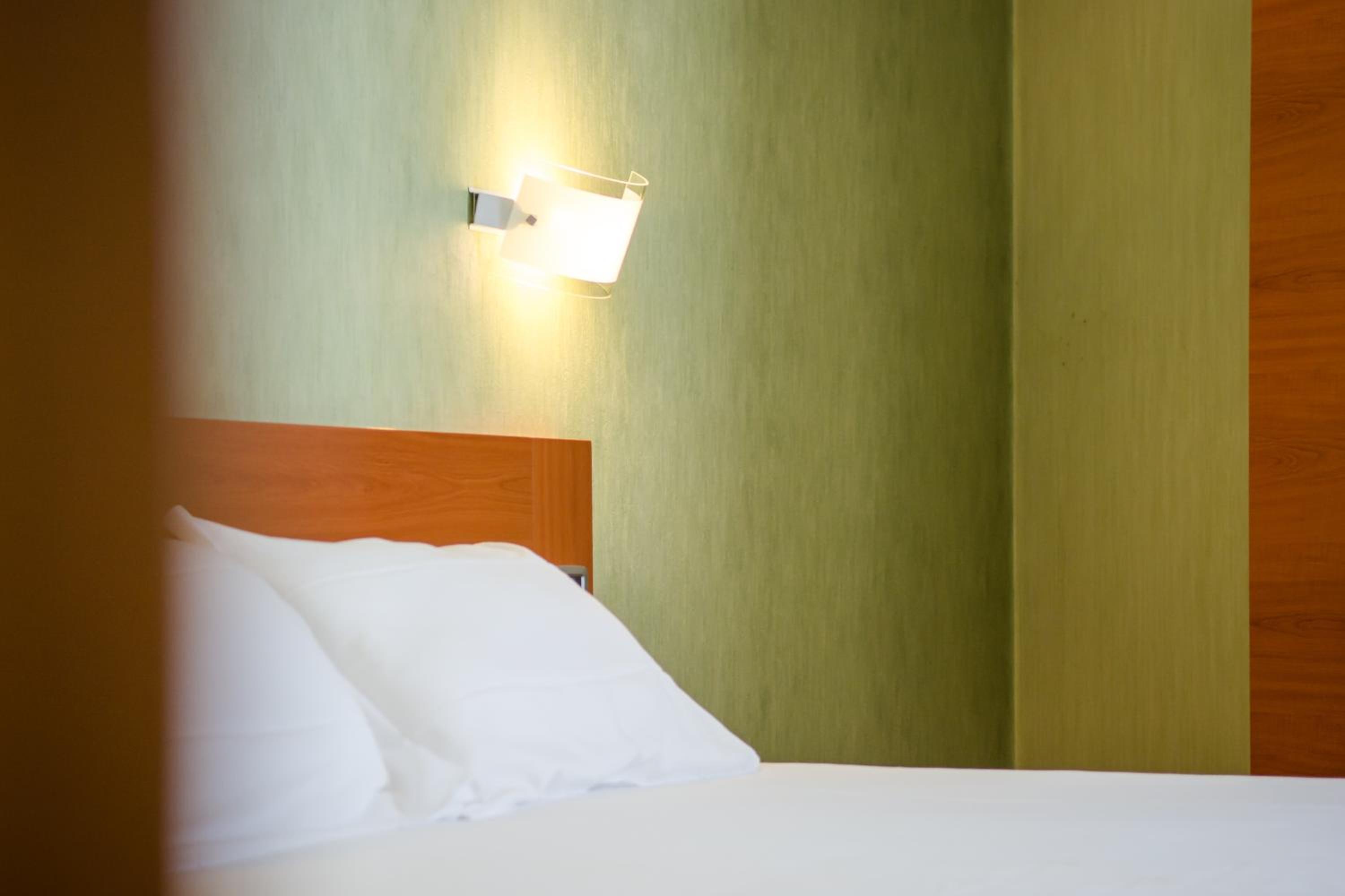 Standard Double Room - Photo 9