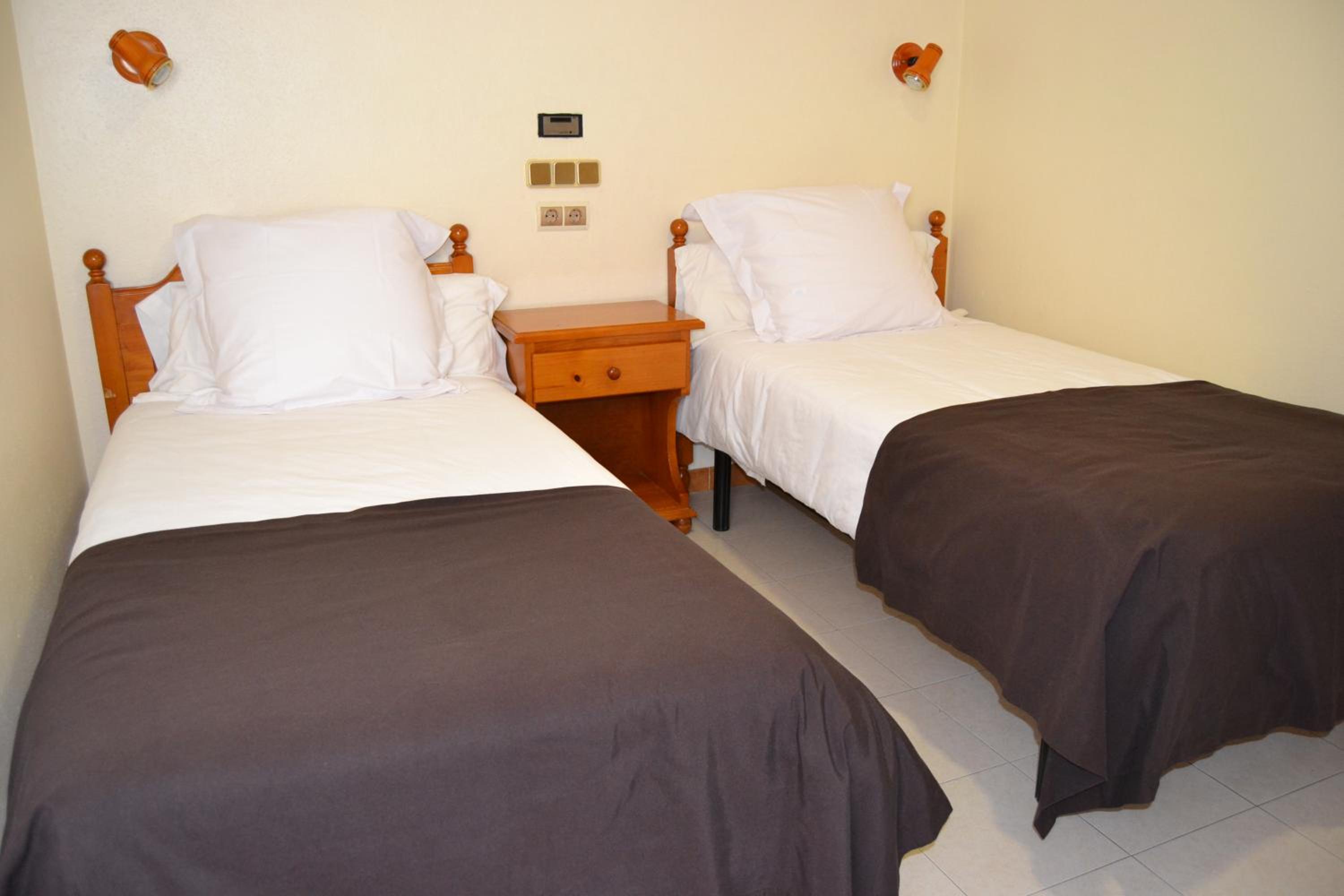 Basic Twin Room photo 2