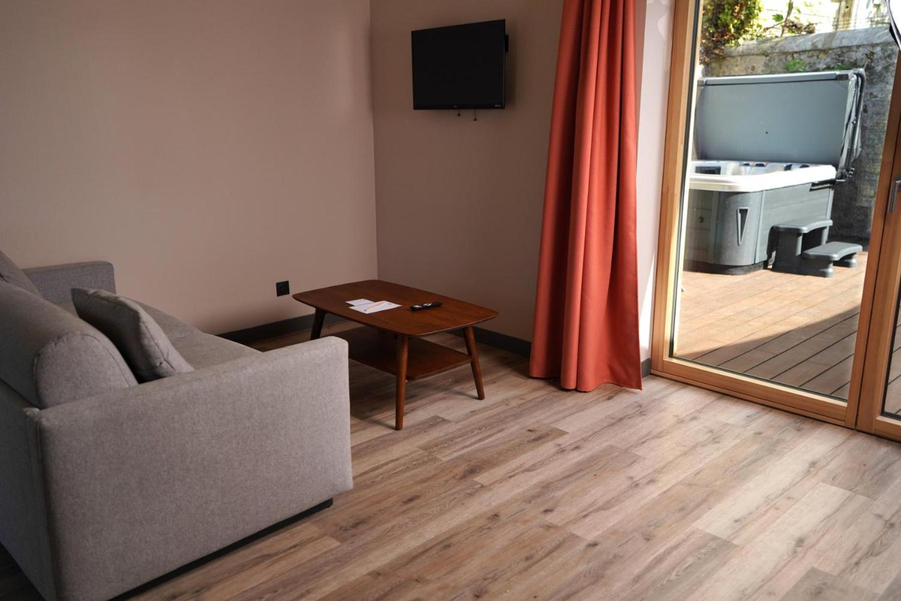 Lodge (4 People) Lodge (4 People)