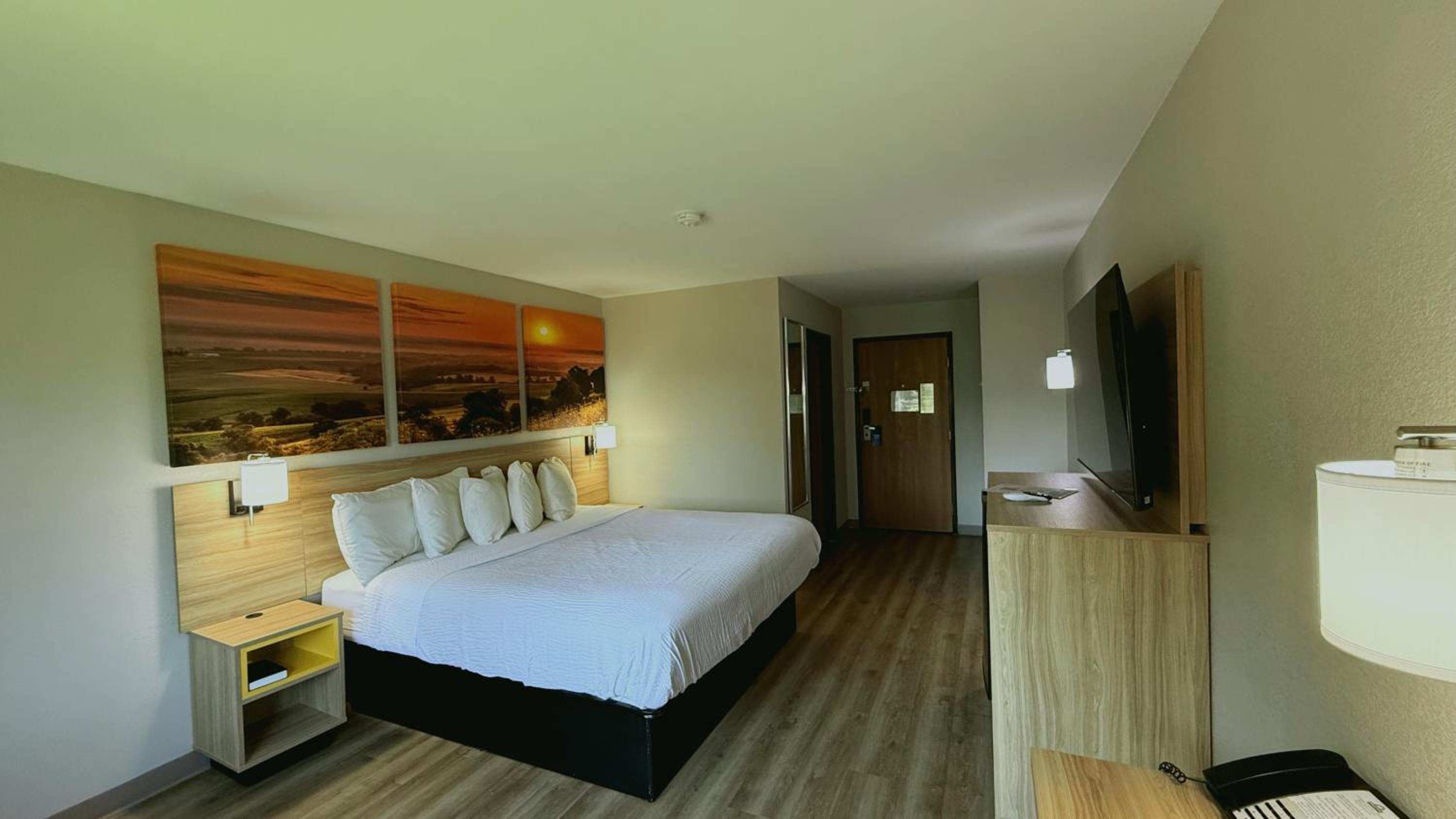 King Room - Non-Smoking - Photo 4