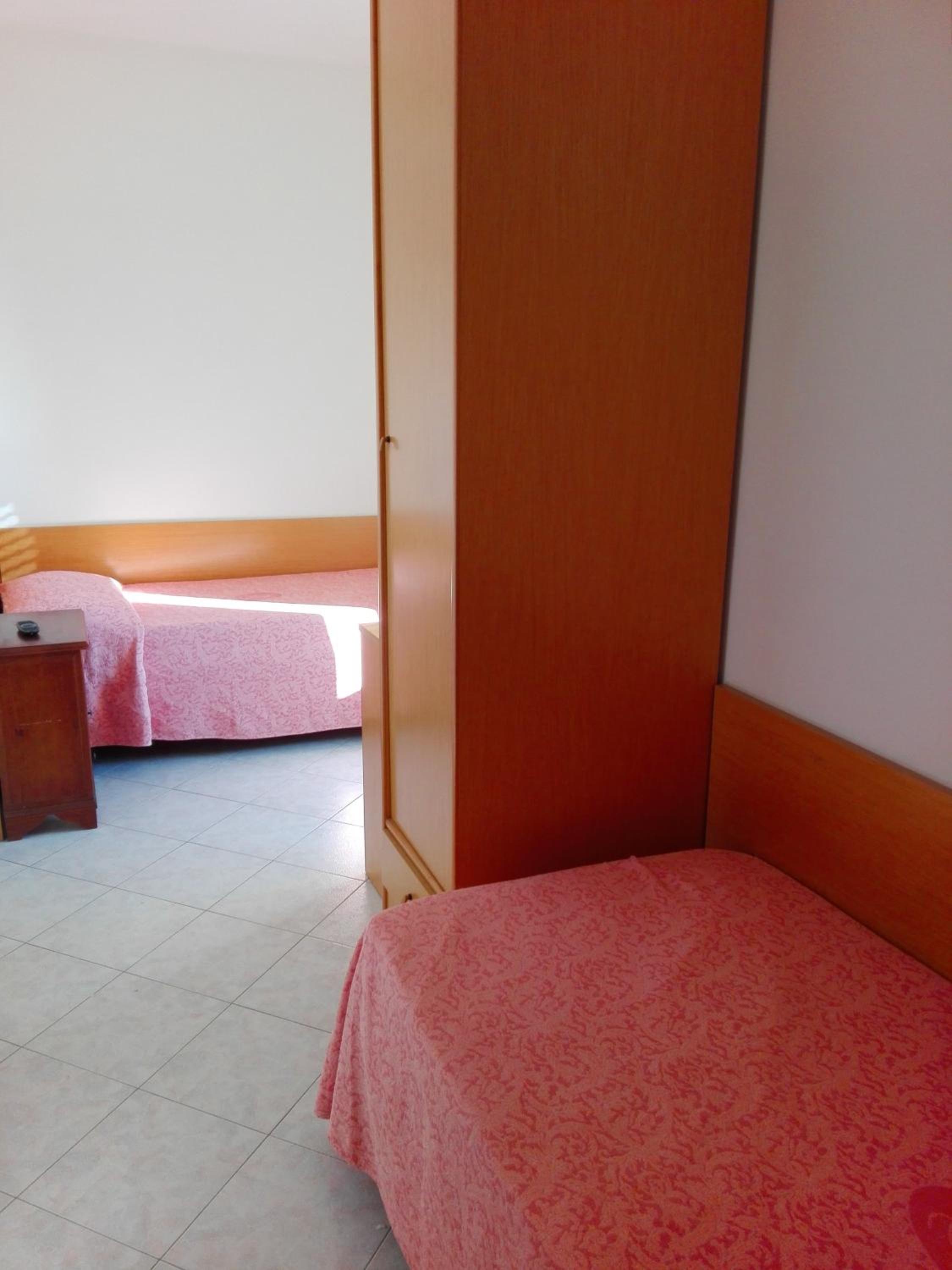 Small Single Room photo 2