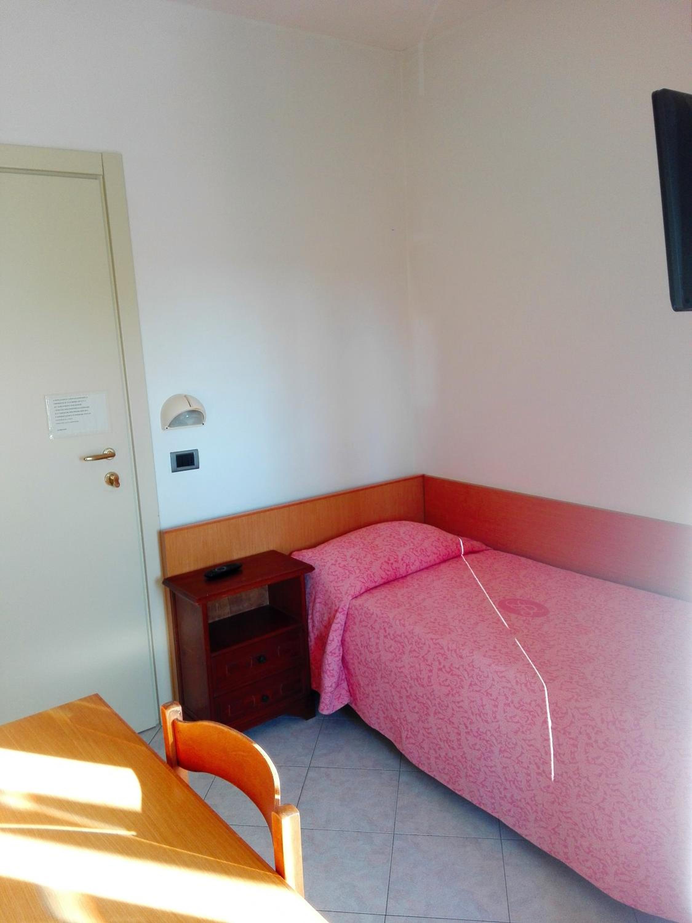 Small Single Room photo 2