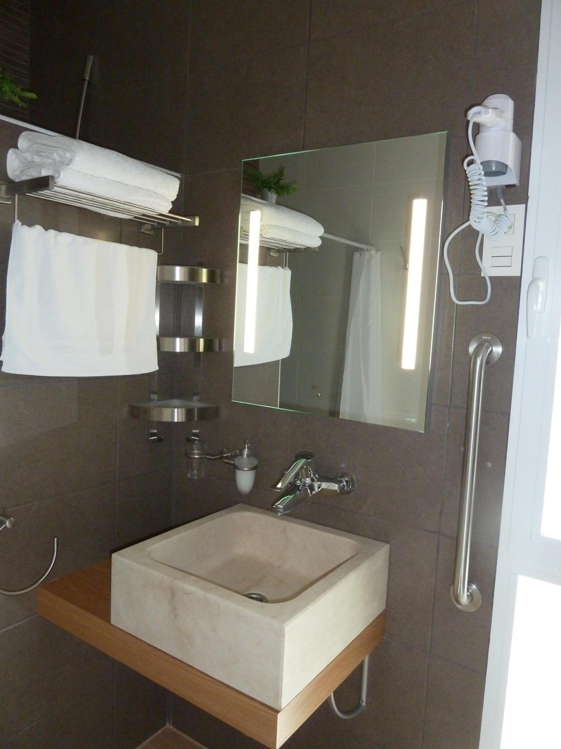 Deluxe Double or Twin Room with Mountain View - Photo 2