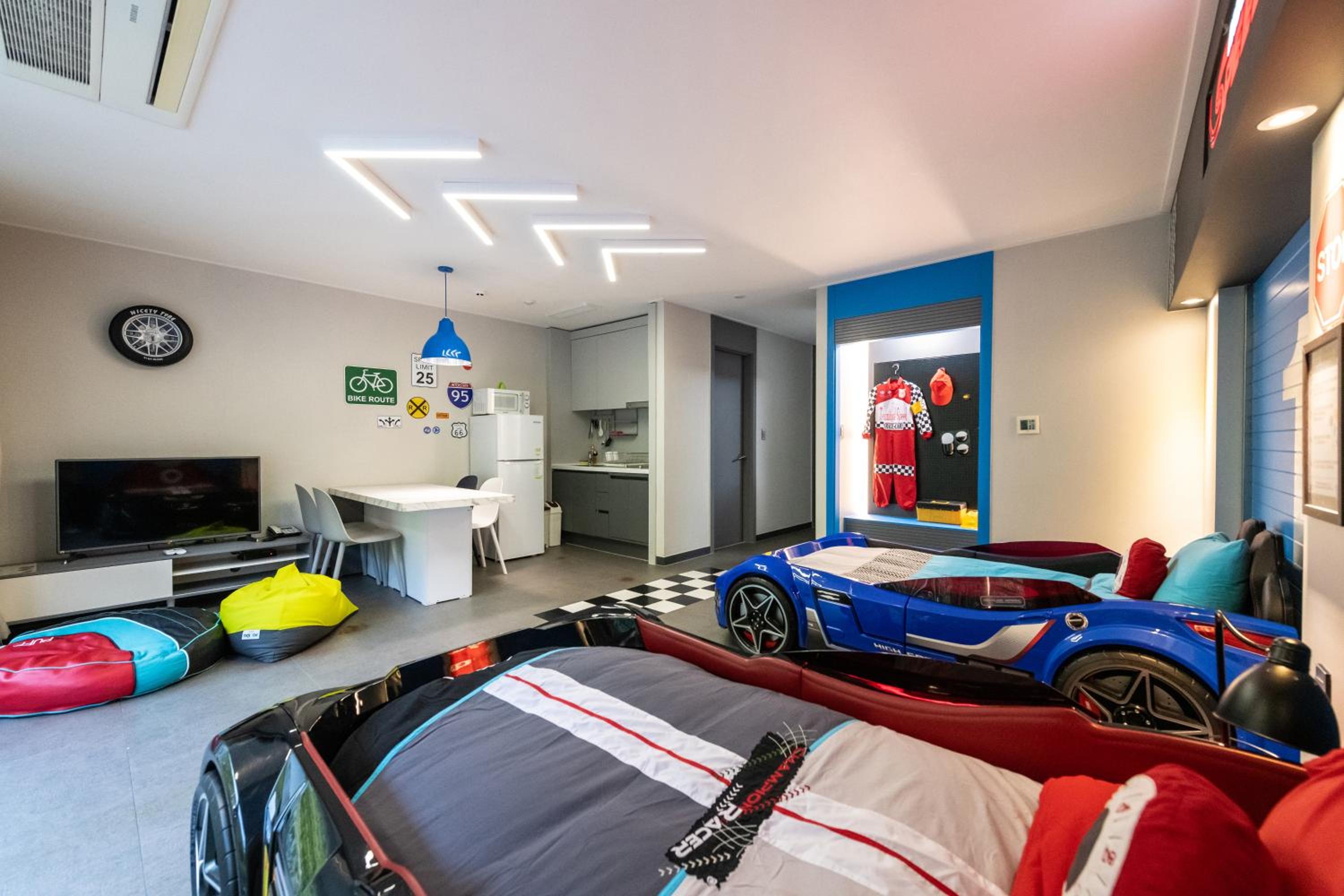 [Condo] Kids Room - Photo 1