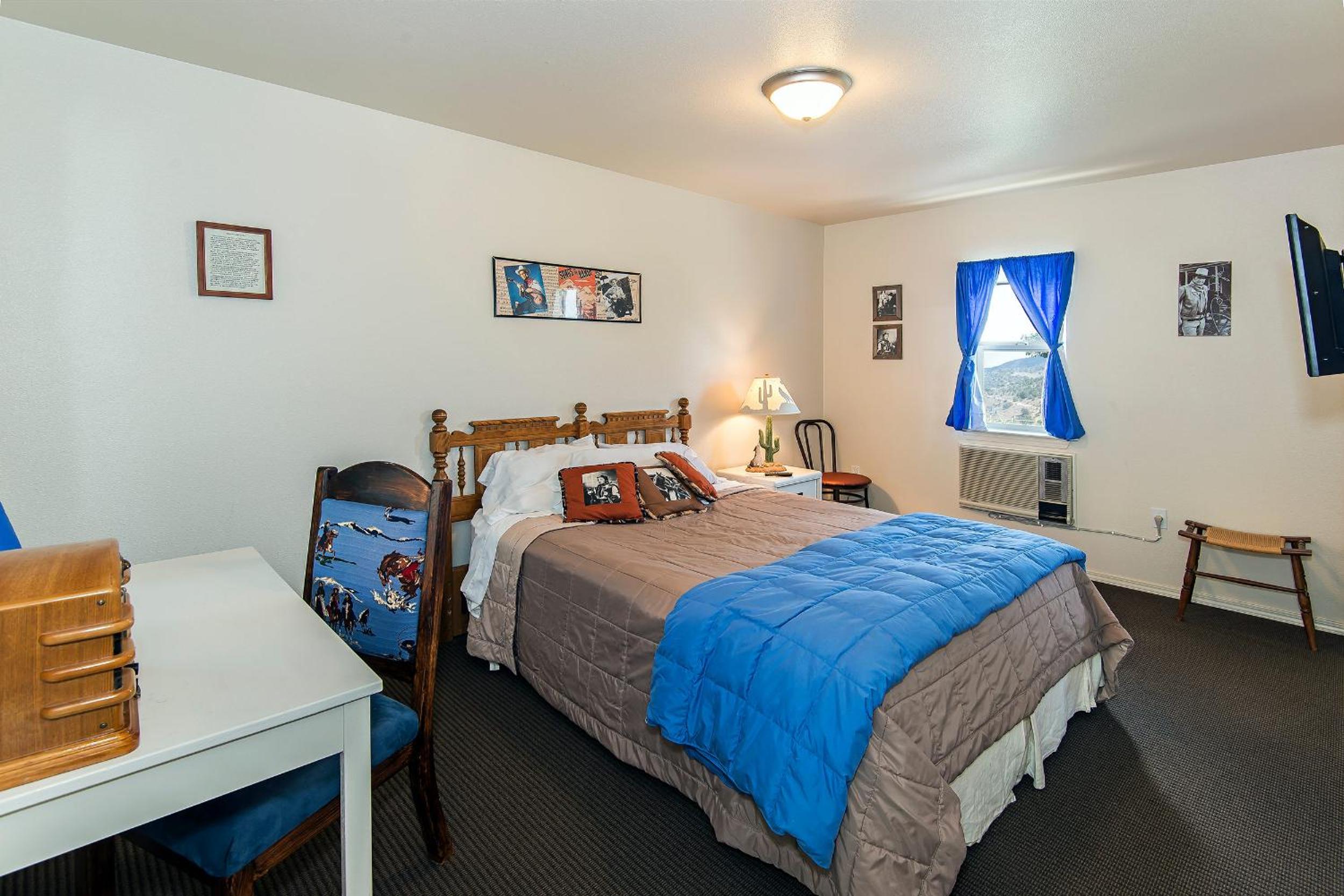 Silver Screen Cowboy Room with One Queen Bed, Shower